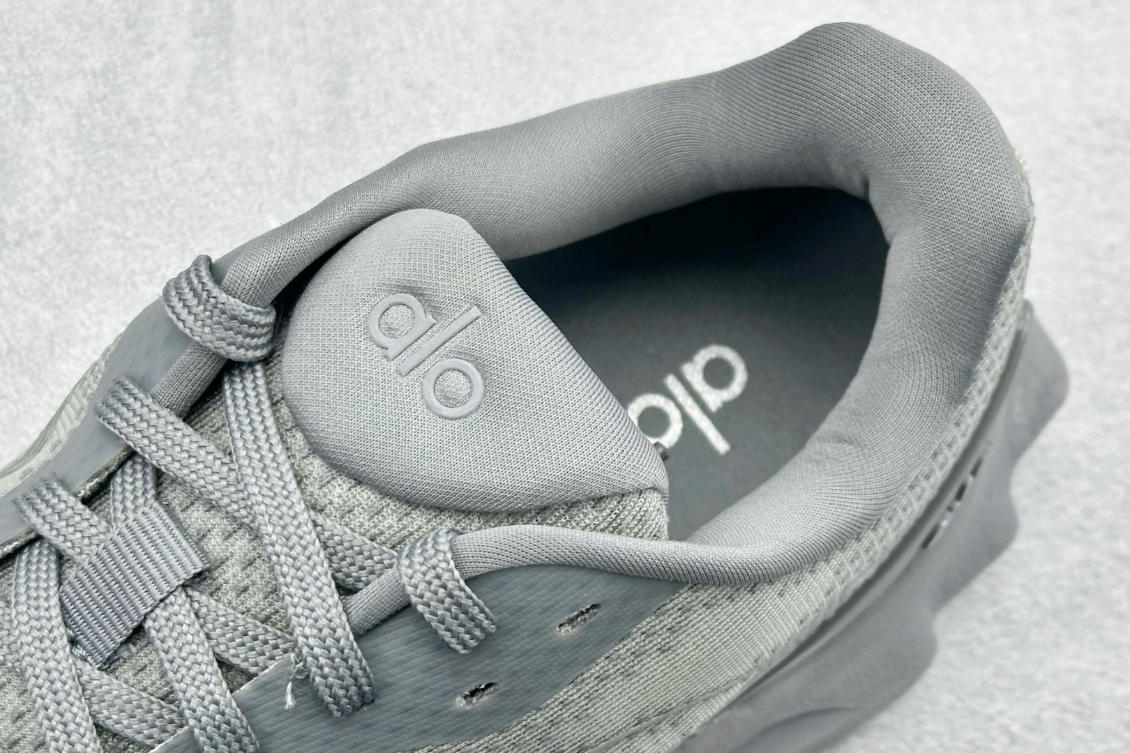 福利特价Alo Yoga Alo Runner 舒适百搭 网布减震透气支撑耐磨低帮 休闲城市通勤训练跑步