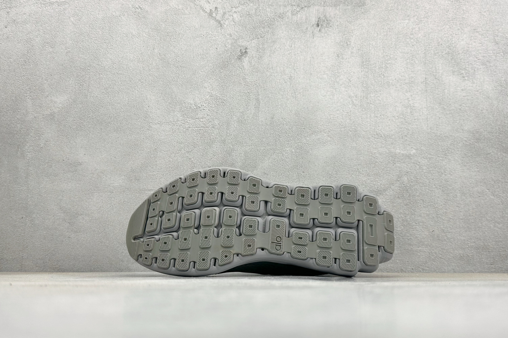 福利特价Alo Yoga Alo Runner 舒适百搭 网布减震透气支撑耐磨低帮 休闲城市通勤训练跑步