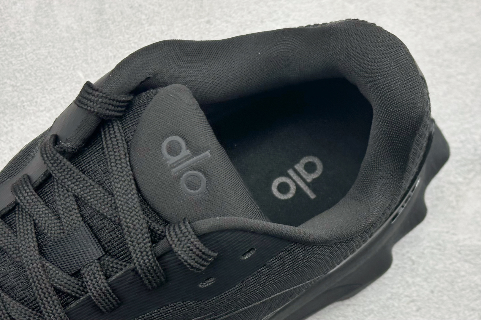 福利特价Alo Yoga Alo Runner 舒适百搭 网布减震透气支撑耐磨低帮 休闲城市通勤训练跑步