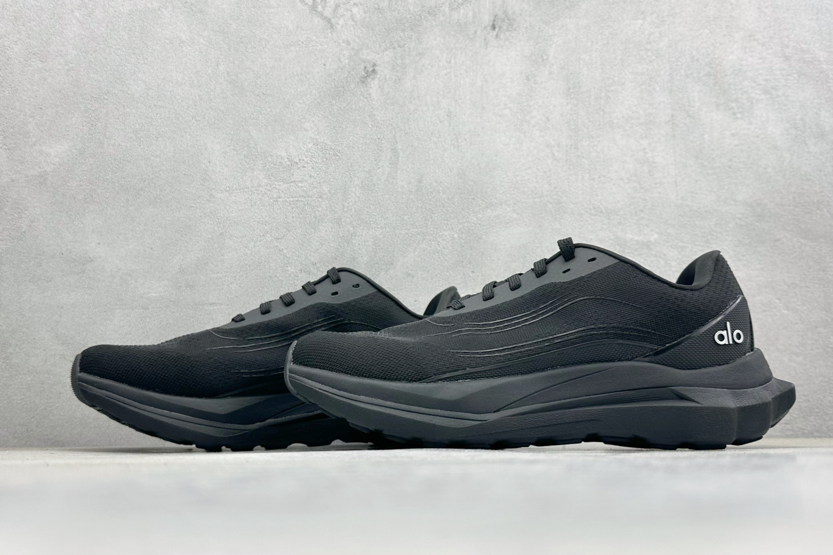 福利特价Alo Yoga Alo Runner 舒适百搭 网布减震透气支撑耐磨低帮 休闲城市通勤训练跑步