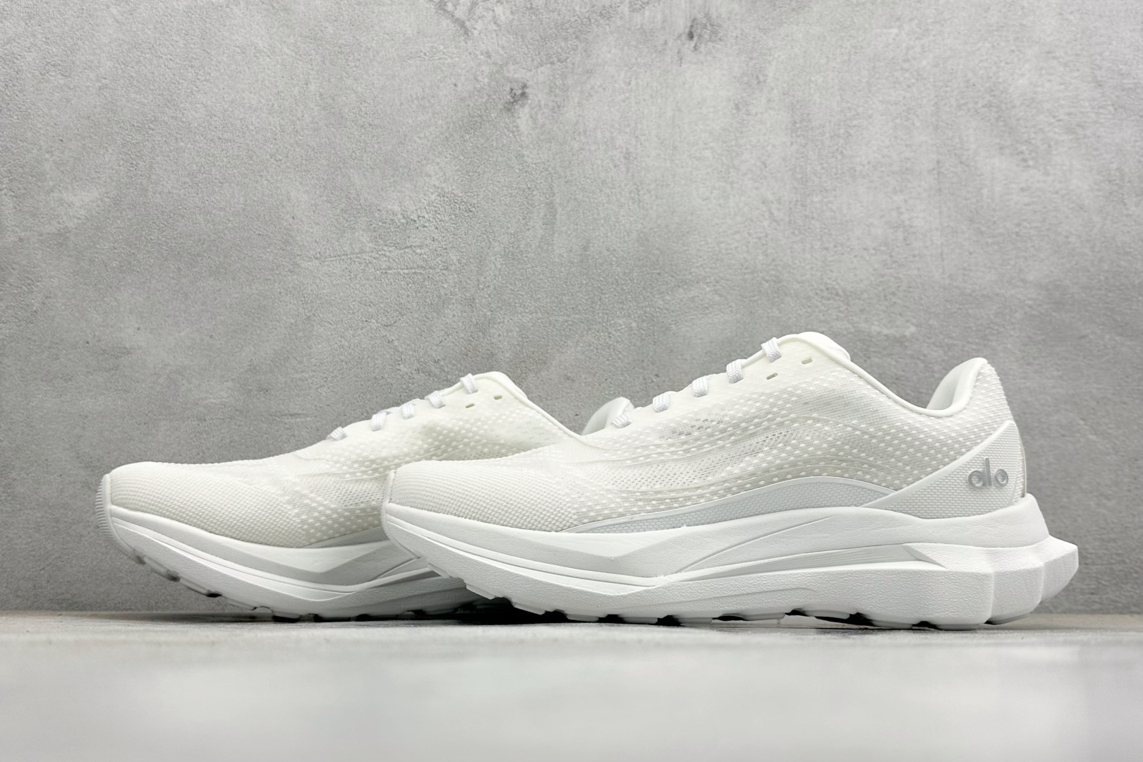 福利特价Alo Yoga Alo Runner 舒适百搭 网布减震透气支撑耐磨低帮 休闲城市通勤训练跑步