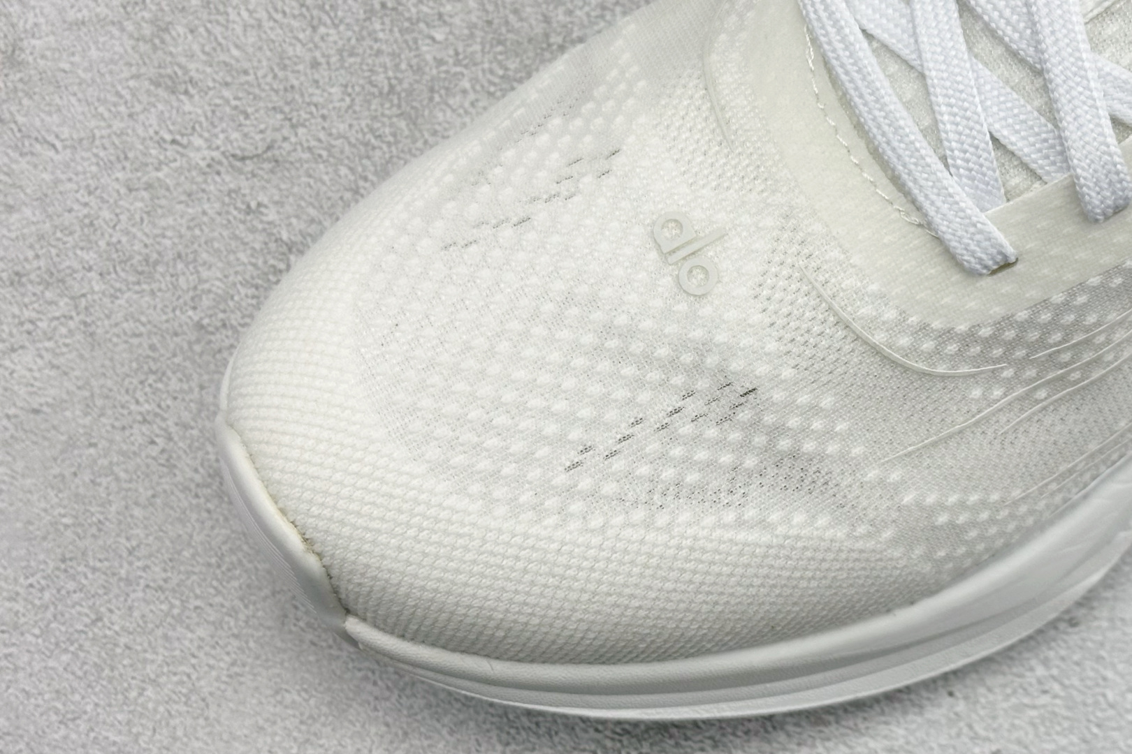 福利特价Alo Yoga Alo Runner 舒适百搭 网布减震透气支撑耐磨低帮 休闲城市通勤训练跑步