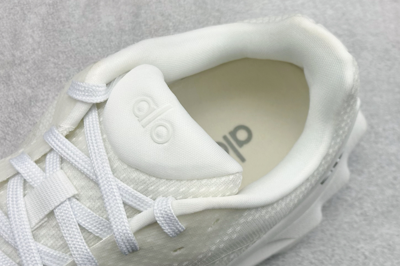 福利特价Alo Yoga Alo Runner 舒适百搭 网布减震透气支撑耐磨低帮 休闲城市通勤训练跑步