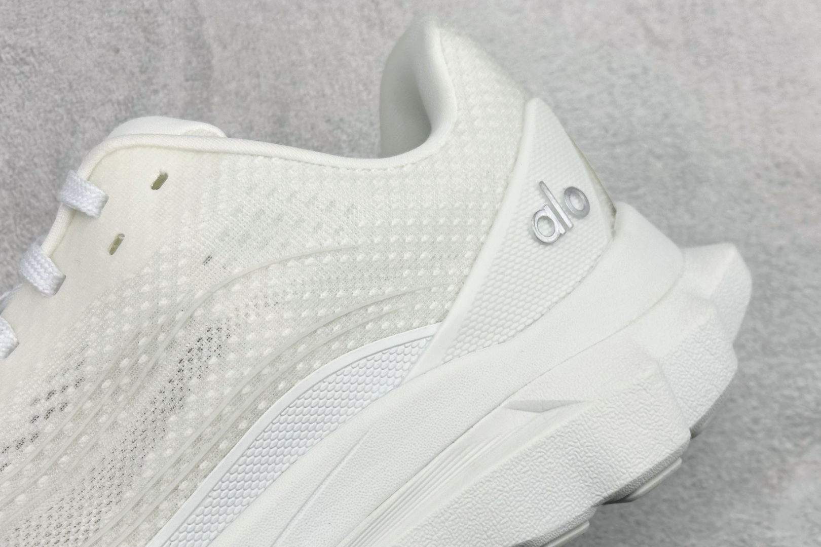 福利特价Alo Yoga Alo Runner 舒适百搭 网布减震透气支撑耐磨低帮 休闲城市通勤训练跑步