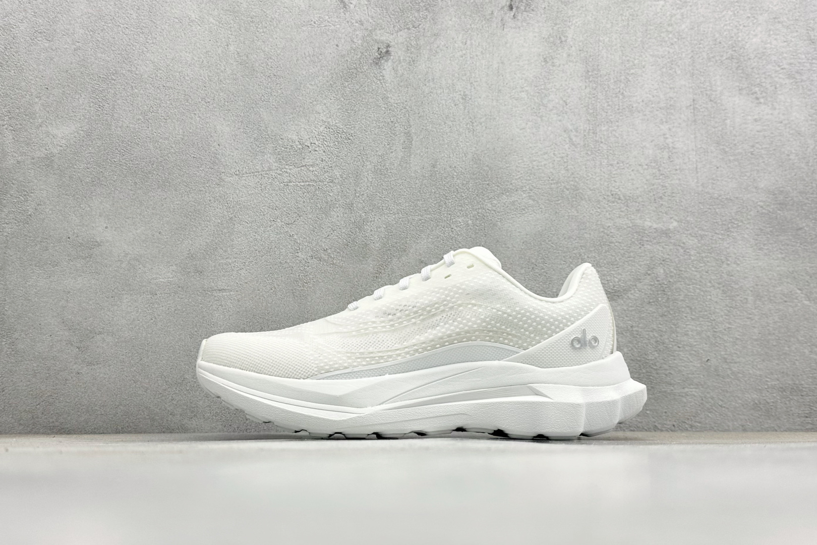 福利特价Alo Yoga Alo Runner 舒适百搭 网布减震透气支撑耐磨低帮 休闲城市通勤训练跑步