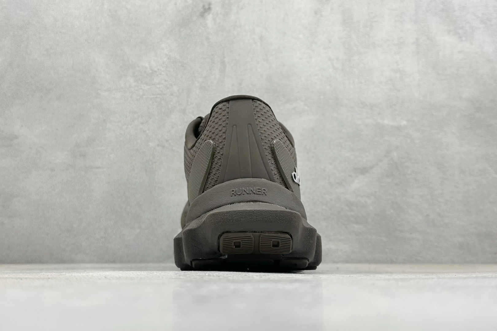 福利特价Alo Yoga Alo Runner 舒适百搭 网布减震透气支撑耐磨低帮 休闲城市通勤训练跑步