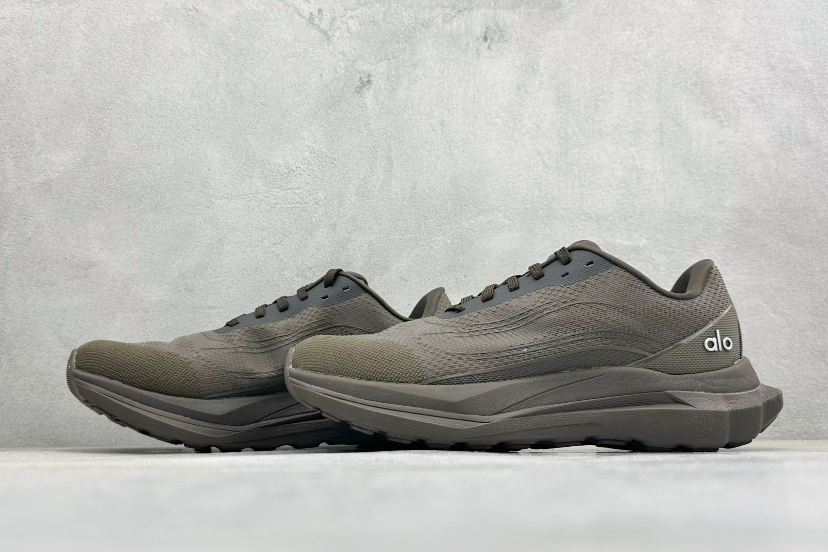 福利特价Alo Yoga Alo Runner 舒适百搭 网布减震透气支撑耐磨低帮 休闲城市通勤训练跑步