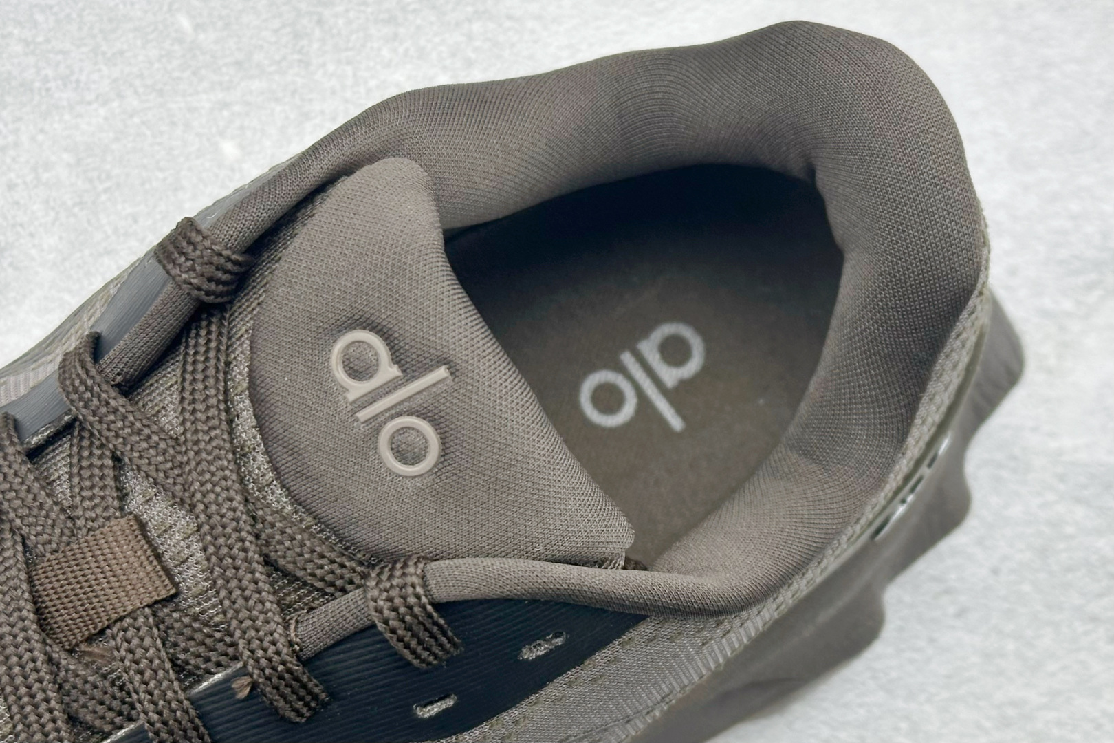 福利特价Alo Yoga Alo Runner 舒适百搭 网布减震透气支撑耐磨低帮 休闲城市通勤训练跑步