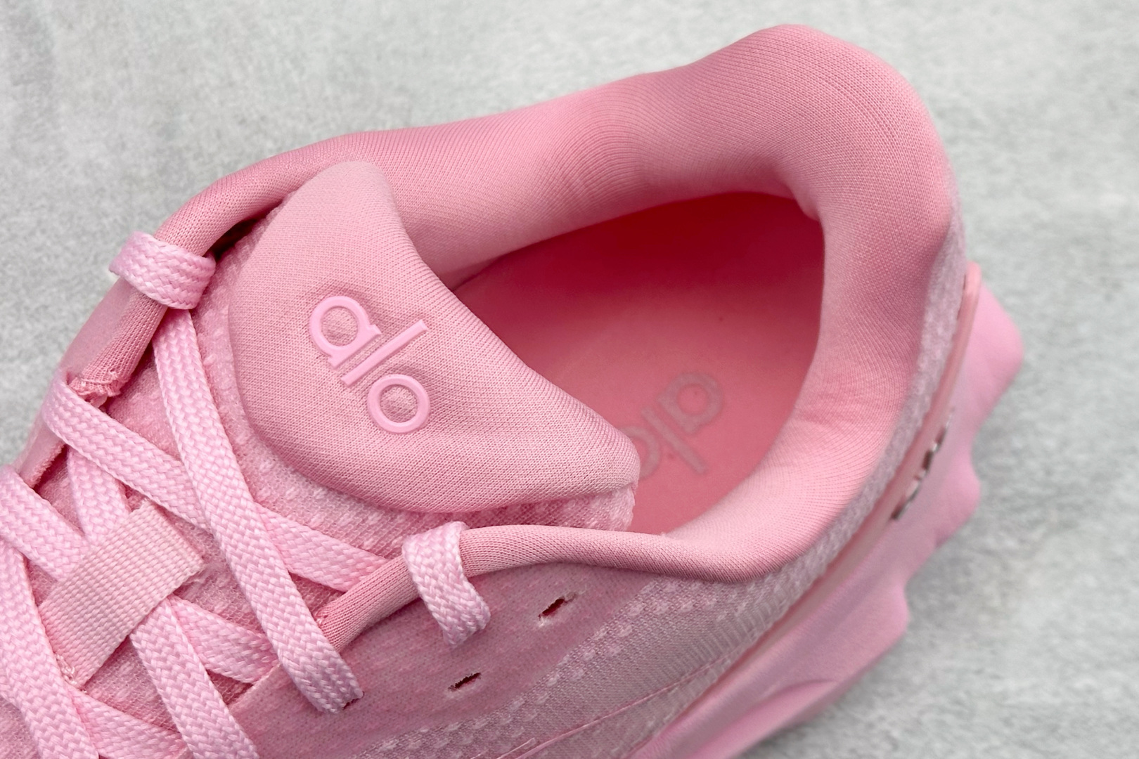 福利特价Alo Yoga Alo Runner 舒适百搭 网布减震透气支撑耐磨低帮 休闲城市通勤训练跑步