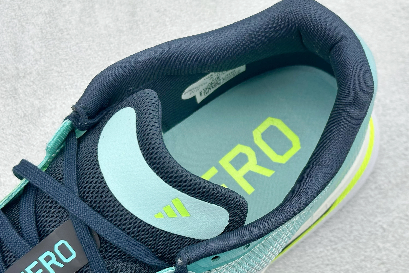 RS版Adidas ADIZERO BOSTON 13 泡棉搭配碳纤维板 缓震透气跑步鞋 专为中长跑而设