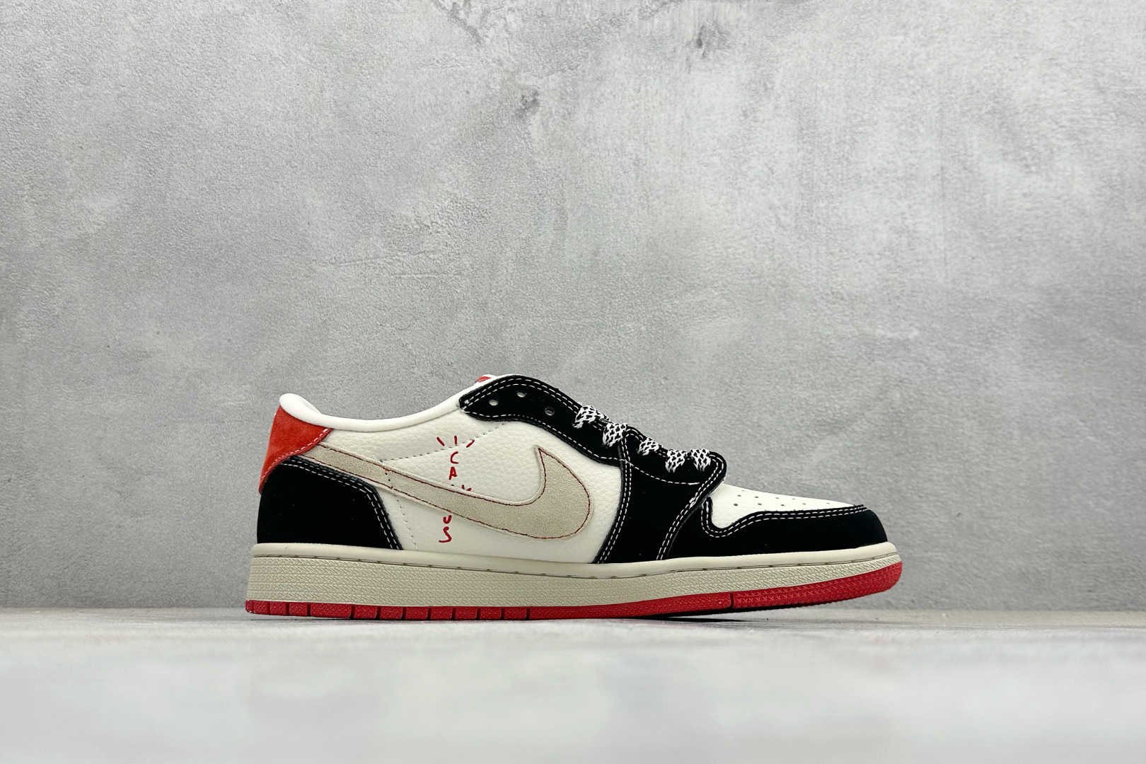 XC版Travis Scott x Fragment Design x Air Jordan 1 Low SP AJ1 乔1马年联名 黑红马年 低帮文化休闲板鞋 XS2025-086