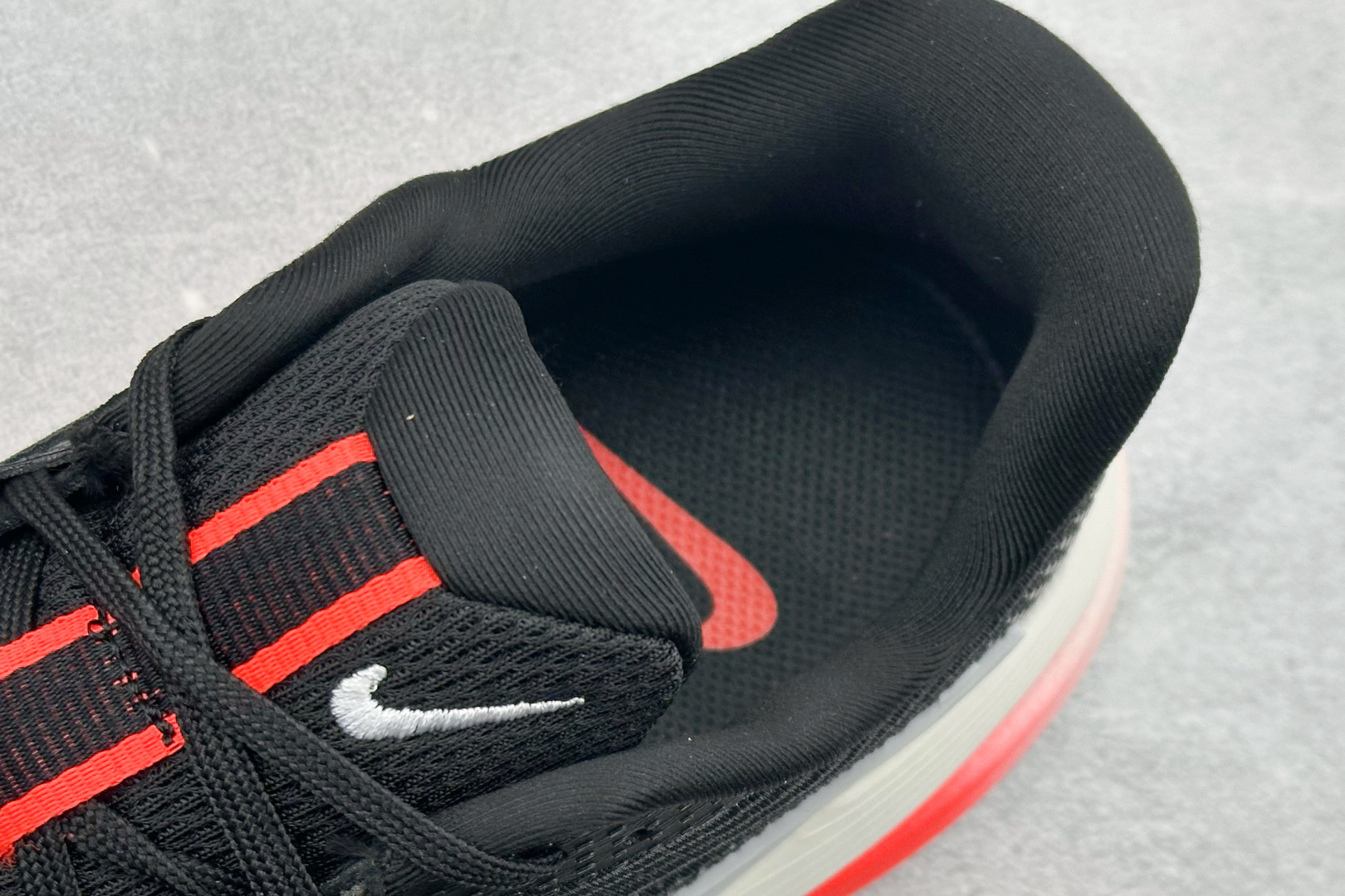 Nike Zoom Vomero 舒适减震防滑 低帮跑步鞋 YC2661-003