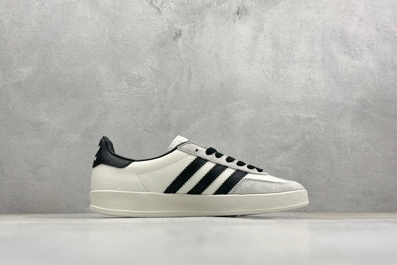 AdidOriginals Gazelle Indoor 联名三叶草复古休闲防滑耐磨低帮板鞋 DD6613
