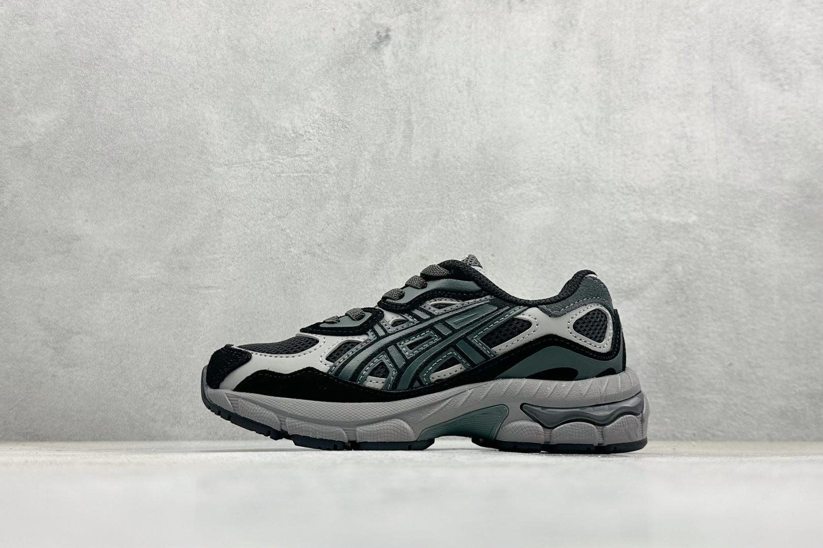 童鞋#ASICS GEL-NYC PS 防滑耐磨透气跑鞋鞋面配合部分合成革材质 采用全新AHAR+橡胶材
