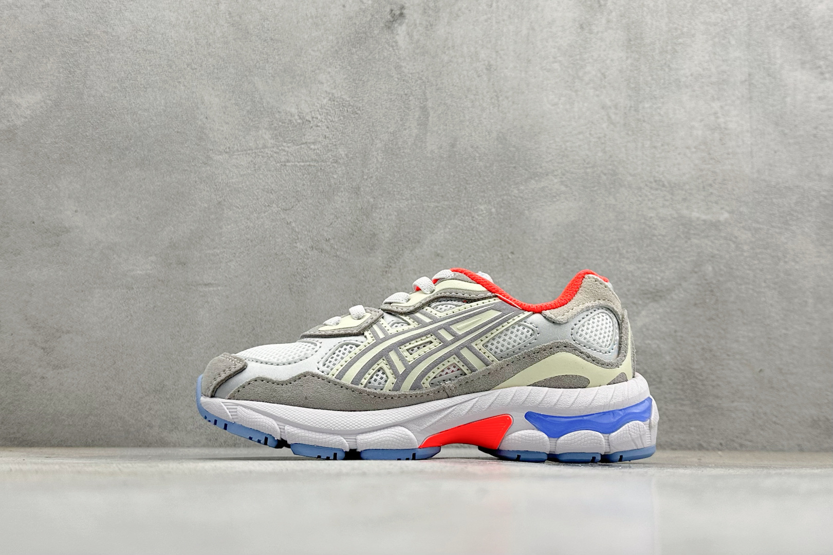 童鞋#ASICS GEL-NYC PS 防滑耐磨透气跑鞋鞋面配合部分合成革材质 采用全新AHAR+橡胶材