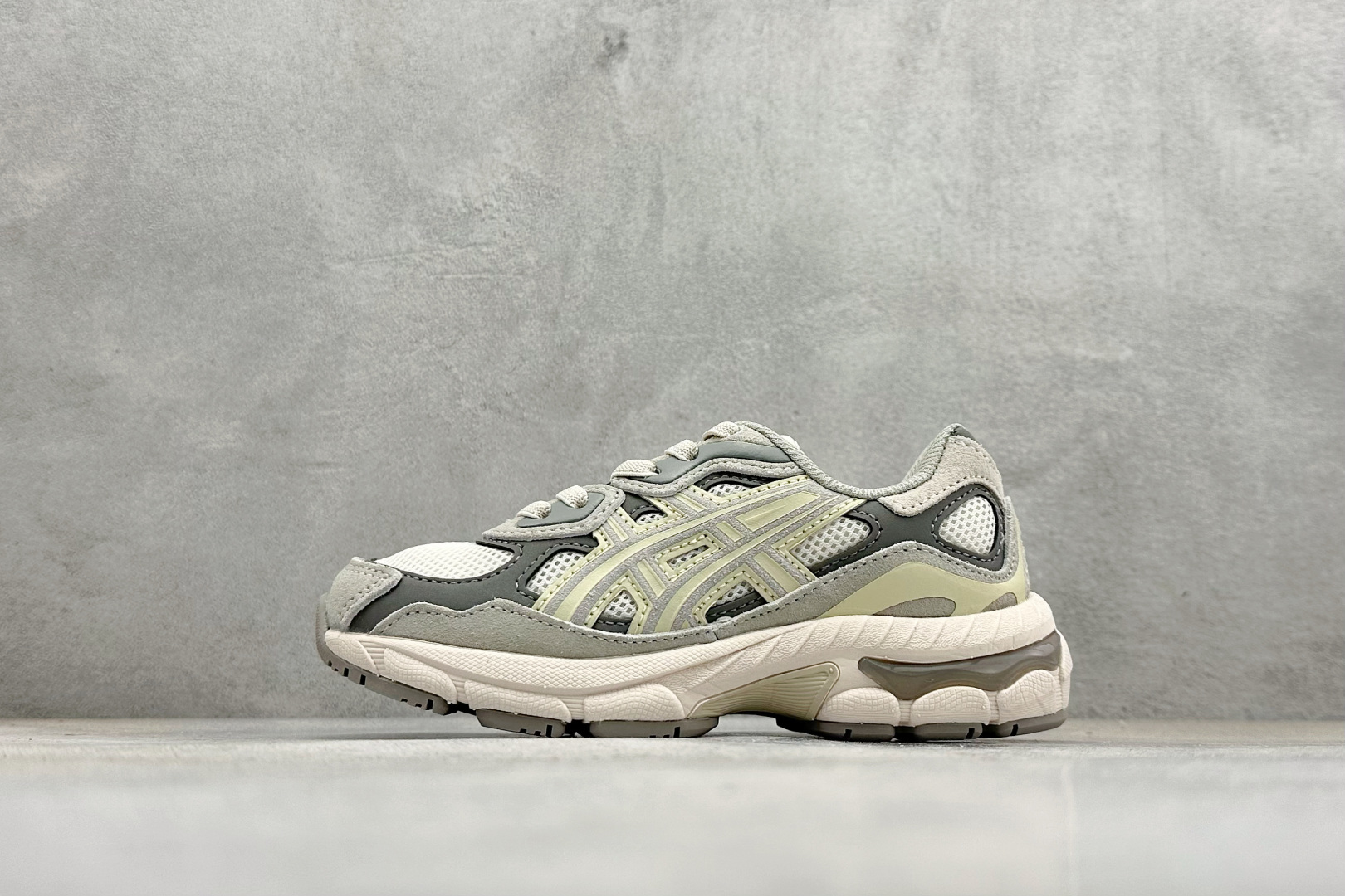 童鞋#ASICS GEL-NYC PS 防滑耐磨透气跑鞋鞋面配合部分合成革材质 采用全新AHAR+橡胶材