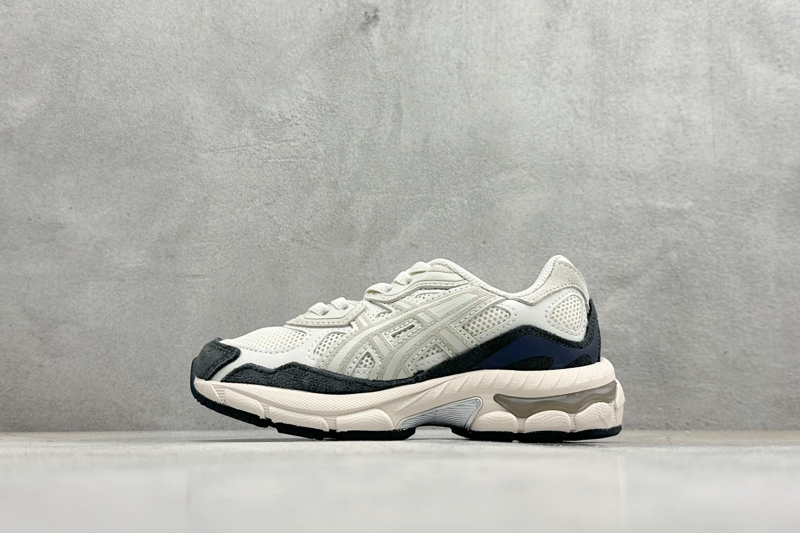 童鞋#ASICS GEL-NYC PS 防滑耐磨透气跑鞋鞋面配合部分合成革材质 采用全新AHAR+橡胶材