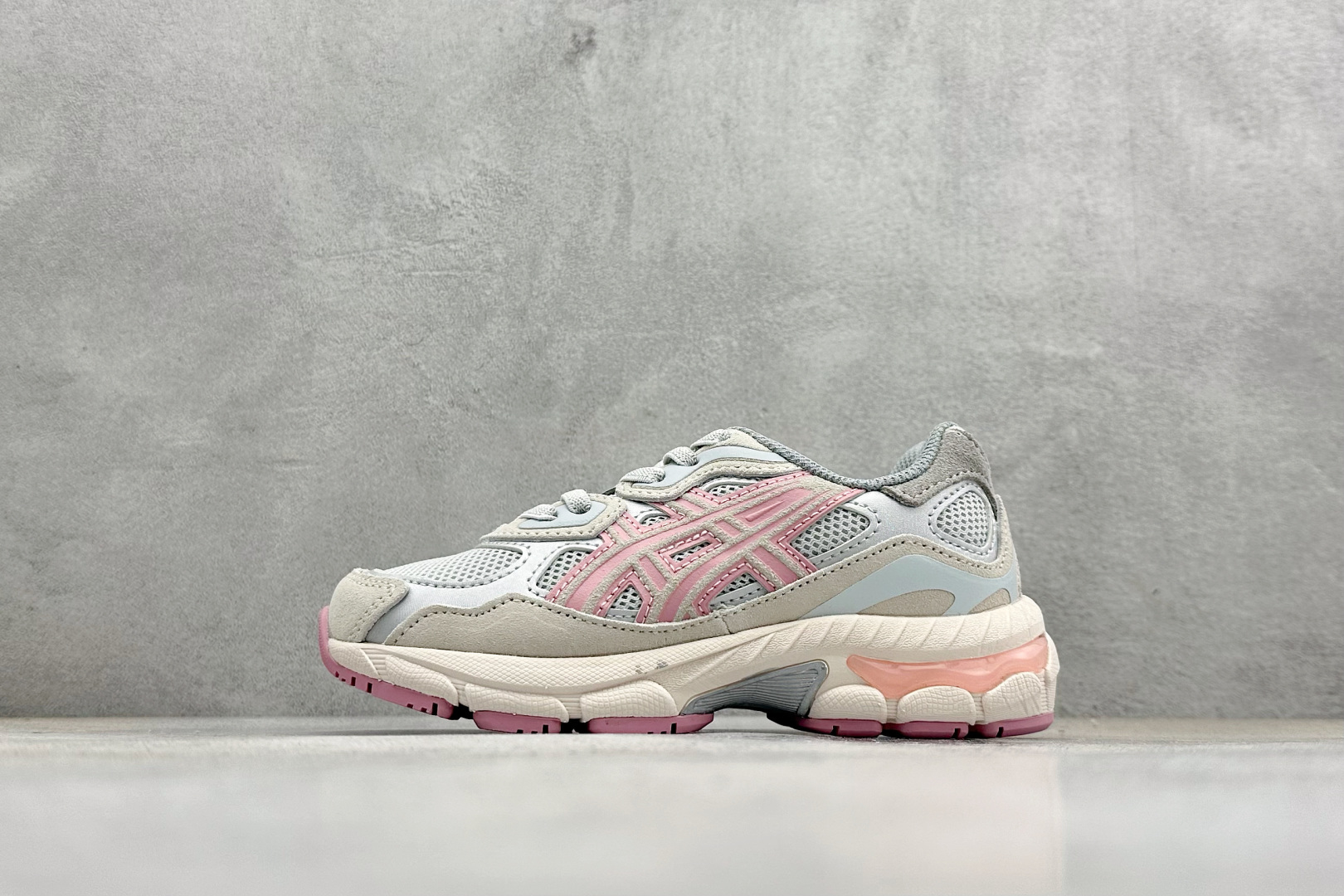 童鞋#ASICS GEL-NYC PS 防滑耐磨透气跑鞋鞋面配合部分合成革材质 采用全新AHAR+橡胶材