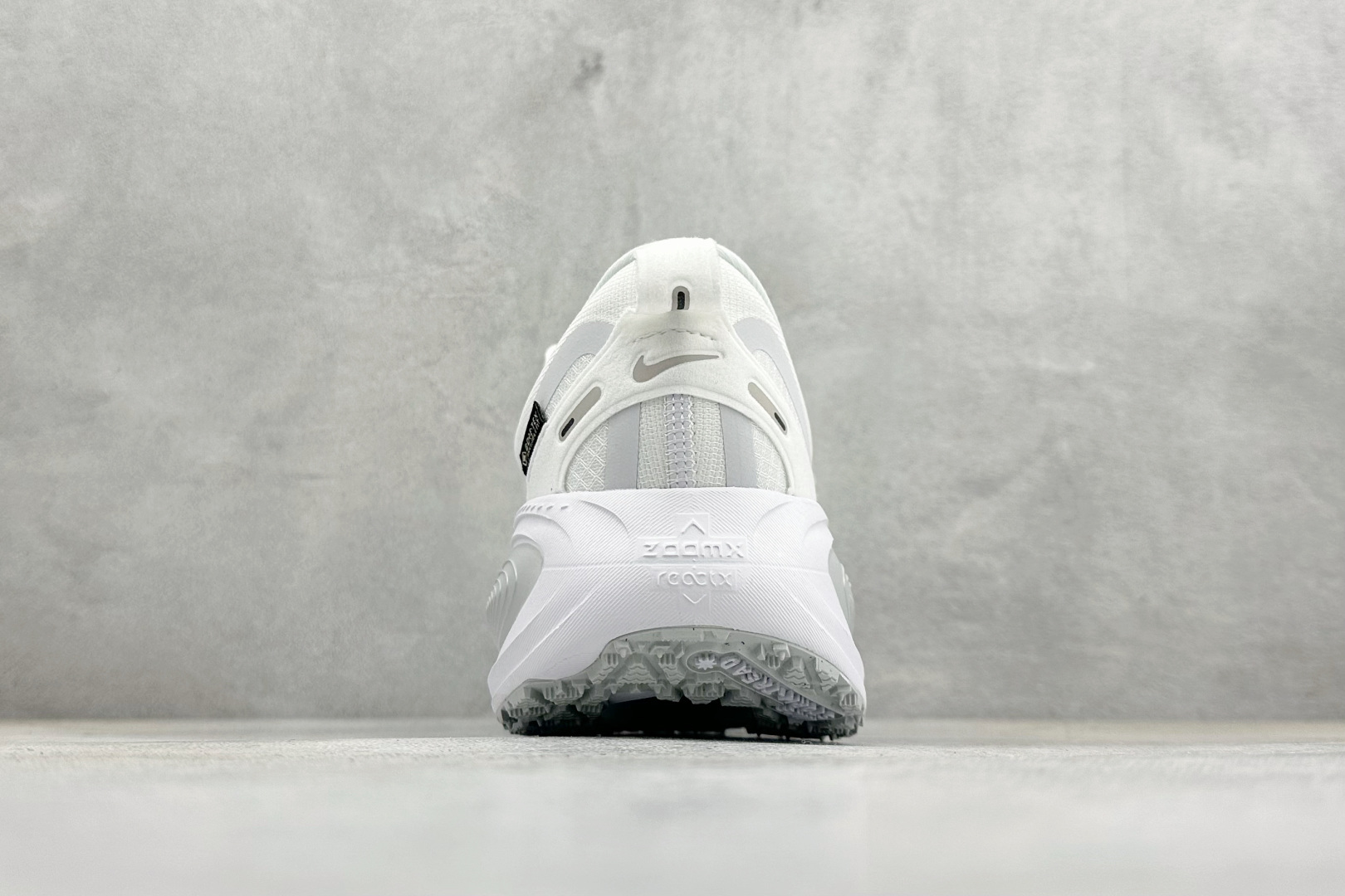 纯原Nike Air Zoom Vomero 18 GTX 缓震休闲跑鞋 货号：HQ7001-100尺码