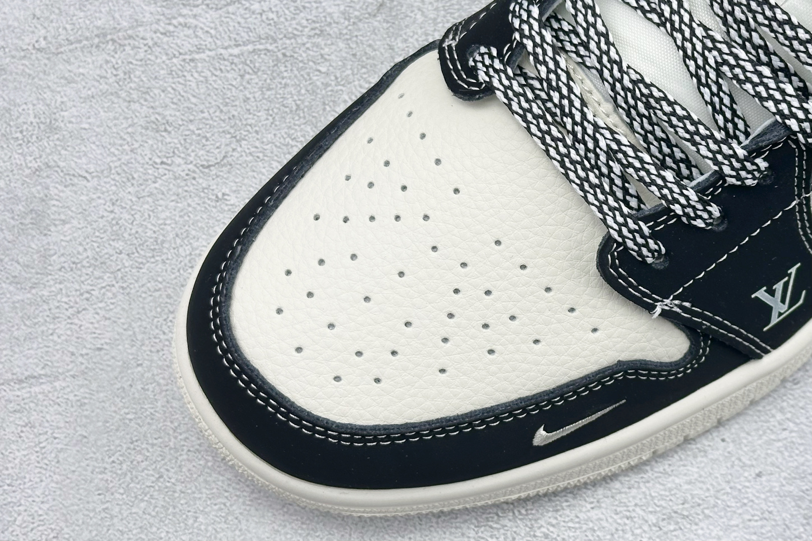 Nike Jordan Air Jordan 1“ LV联名——黑白熊猫印花” 高端定制 低帮 复古 QL1988-002-莆田鞋,莆田鞋货源,高仿鞋,高仿鞋货源,安福档口,莆田高仿鞋,莆田鞋批发,高仿鞋批发,莆田高仿运动鞋,高仿运动鞋,莆田运动鞋 Nike Jordan Air Jordan 1“ LV联名——黑白熊猫印花” 高端定制 低帮 复古 QL1988-002