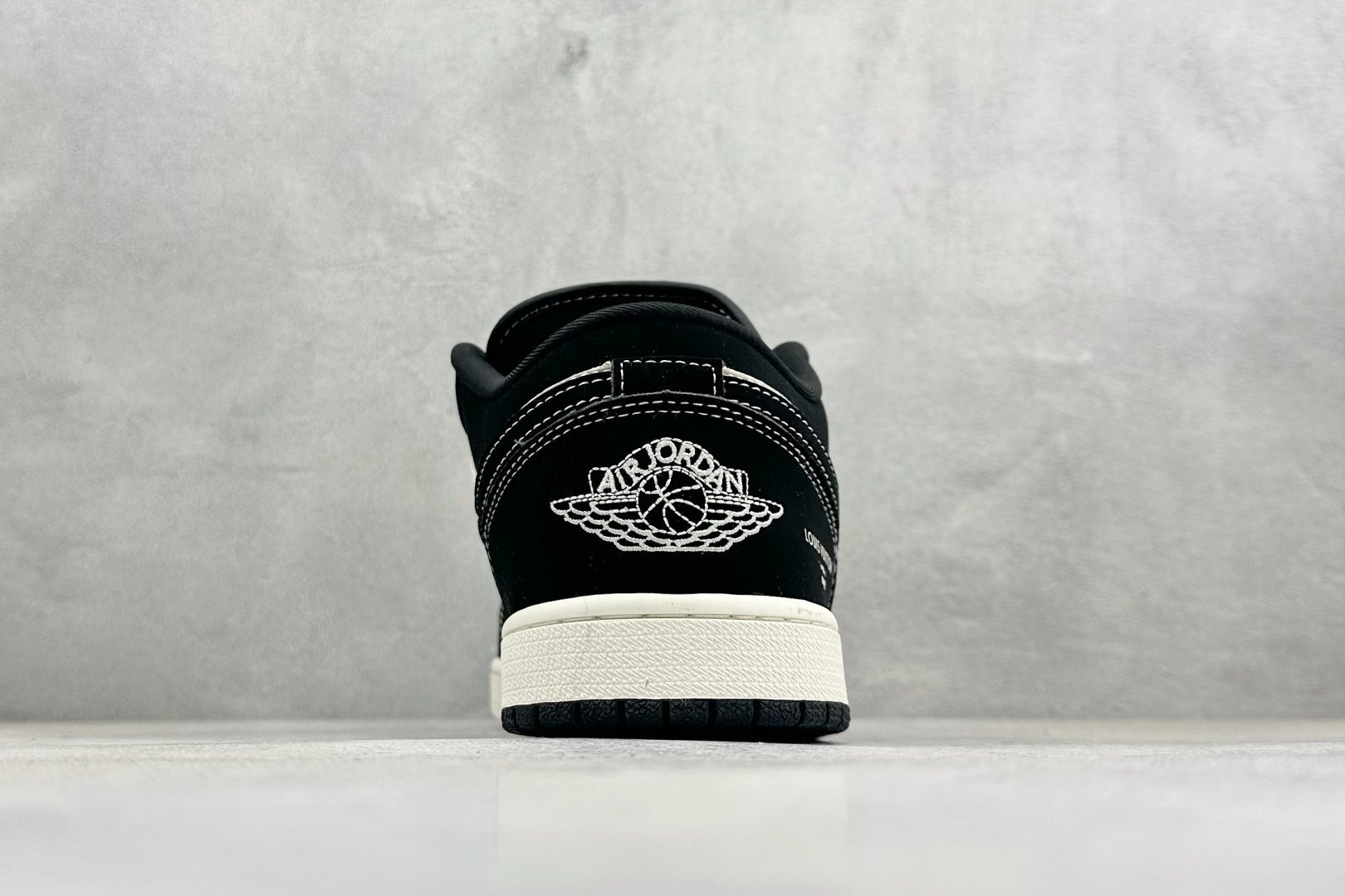 Nike Jordan Air Jordan 1“ LV联名——黑白熊猫印花” 高端定制 低帮 复古 QL1988-002-莆田鞋,莆田鞋货源,高仿鞋,高仿鞋货源,安福档口,莆田高仿鞋,莆田鞋批发,高仿鞋批发,莆田高仿运动鞋,高仿运动鞋,莆田运动鞋 Nike Jordan Air Jordan 1“ LV联名——黑白熊猫印花” 高端定制 低帮 复古 QL1988-002