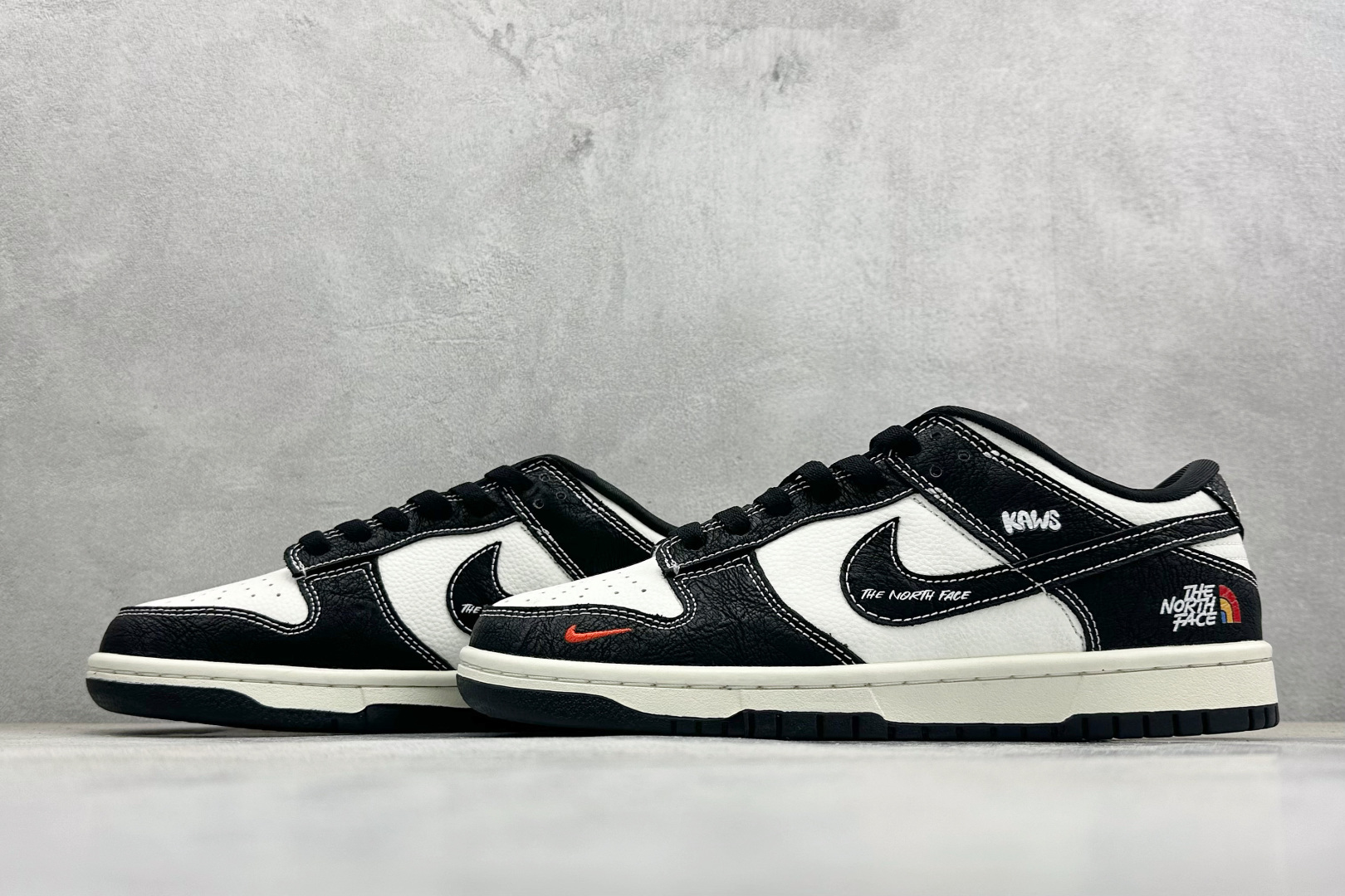 Nike SB Dunk Low 北面联名 黑白 高端定制 低帮休闲板鞋 YF9511-915-莆田鞋,莆田鞋货源,高仿鞋,高仿鞋货源,安福档口,莆田高仿鞋,莆田鞋批发,高仿鞋批发,莆田高仿运动鞋,高仿运动鞋,莆田运动鞋 Nike SB Dunk Low 北面联名 黑白 高端定制 低帮休闲板鞋 YF9511-915