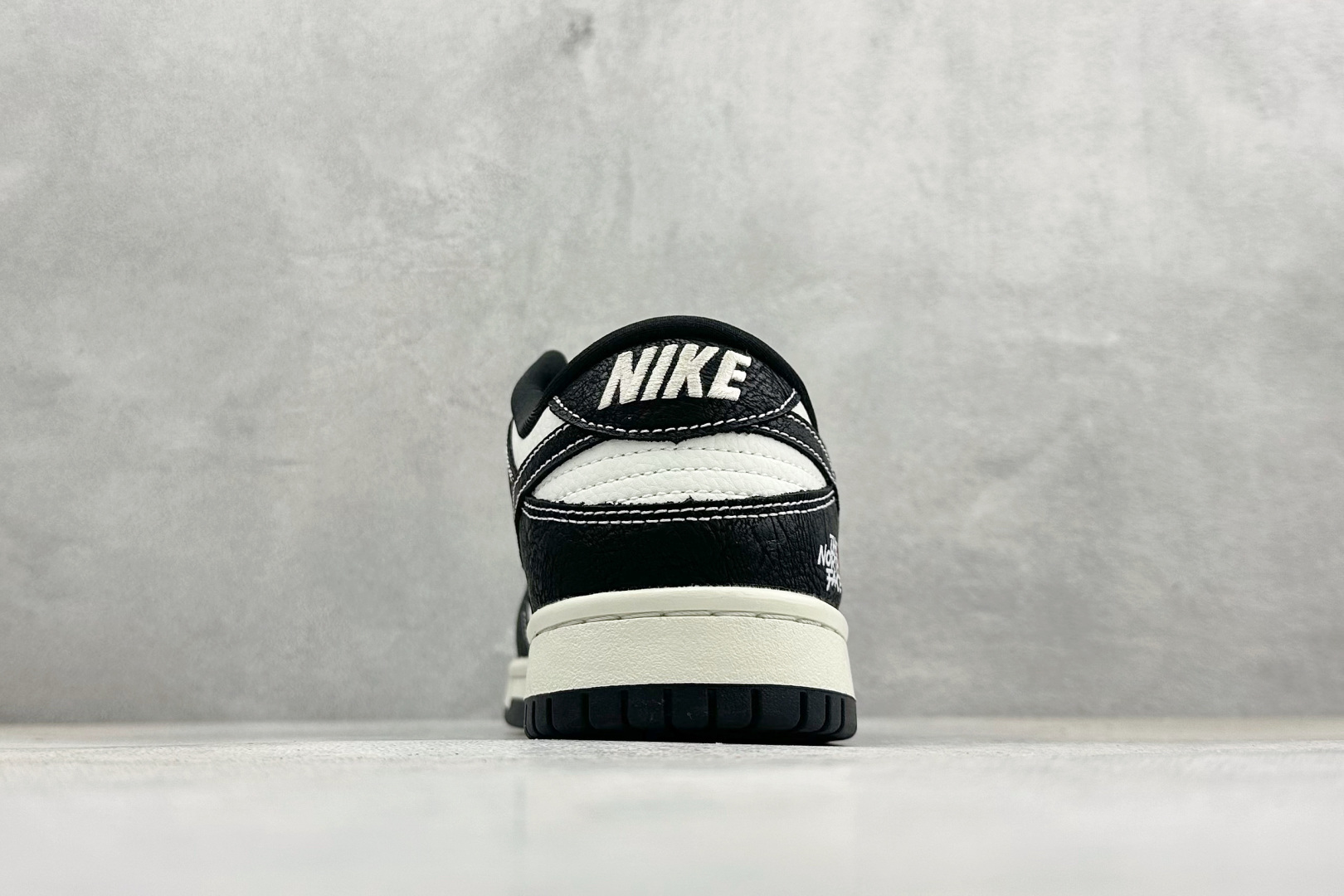 Nike SB Dunk Low 北面联名 黑白 高端定制 低帮休闲板鞋 YF9511-915-莆田鞋,莆田鞋货源,高仿鞋,高仿鞋货源,安福档口,莆田高仿鞋,莆田鞋批发,高仿鞋批发,莆田高仿运动鞋,高仿运动鞋,莆田运动鞋 Nike SB Dunk Low 北面联名 黑白 高端定制 低帮休闲板鞋 YF9511-915