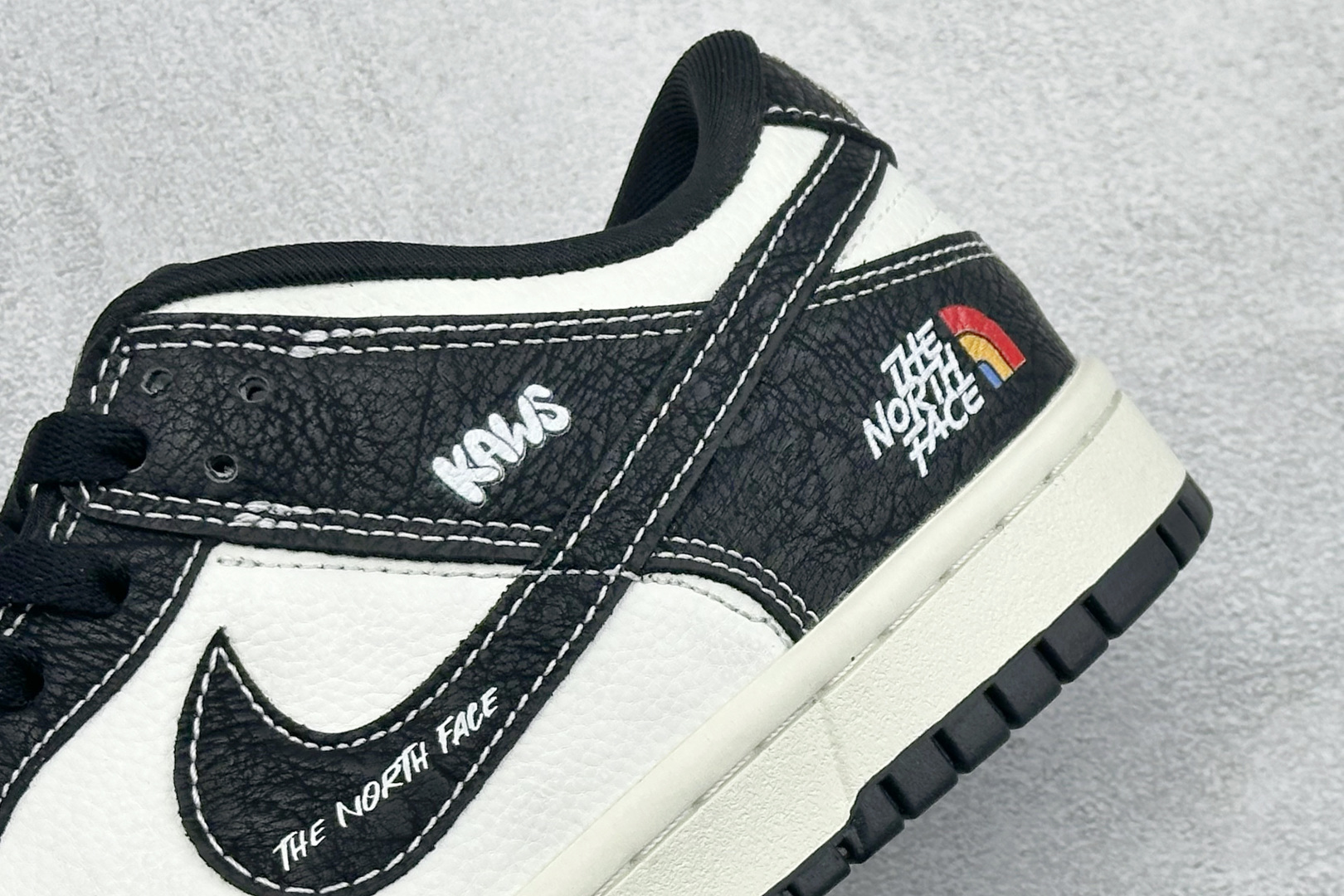 Nike SB Dunk Low 北面联名 黑白 高端定制 低帮休闲板鞋 YF9511-915-莆田鞋,莆田鞋货源,高仿鞋,高仿鞋货源,安福档口,莆田高仿鞋,莆田鞋批发,高仿鞋批发,莆田高仿运动鞋,高仿运动鞋,莆田运动鞋 Nike SB Dunk Low 北面联名 黑白 高端定制 低帮休闲板鞋 YF9511-915