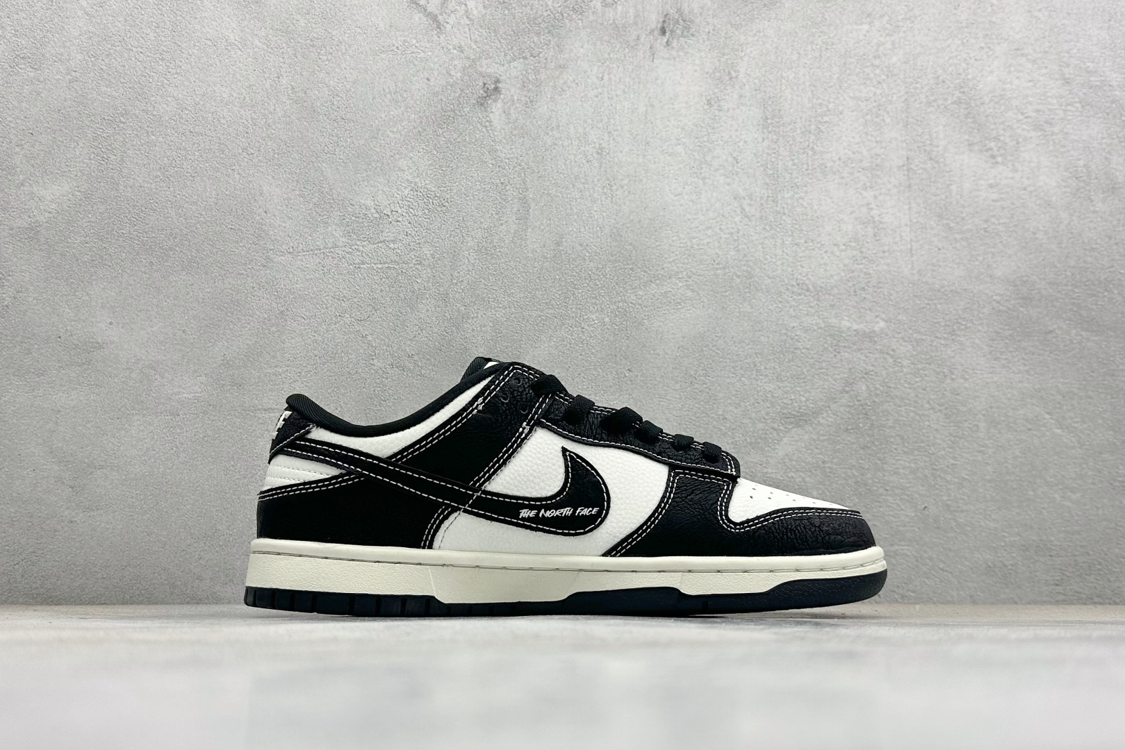 Nike SB Dunk Low 北面联名 黑白 高端定制 低帮休闲板鞋 YF9511-915-莆田鞋,莆田鞋货源,高仿鞋,高仿鞋货源,安福档口,莆田高仿鞋,莆田鞋批发,高仿鞋批发,莆田高仿运动鞋,高仿运动鞋,莆田运动鞋 Nike SB Dunk Low 北面联名 黑白 高端定制 低帮休闲板鞋 YF9511-915