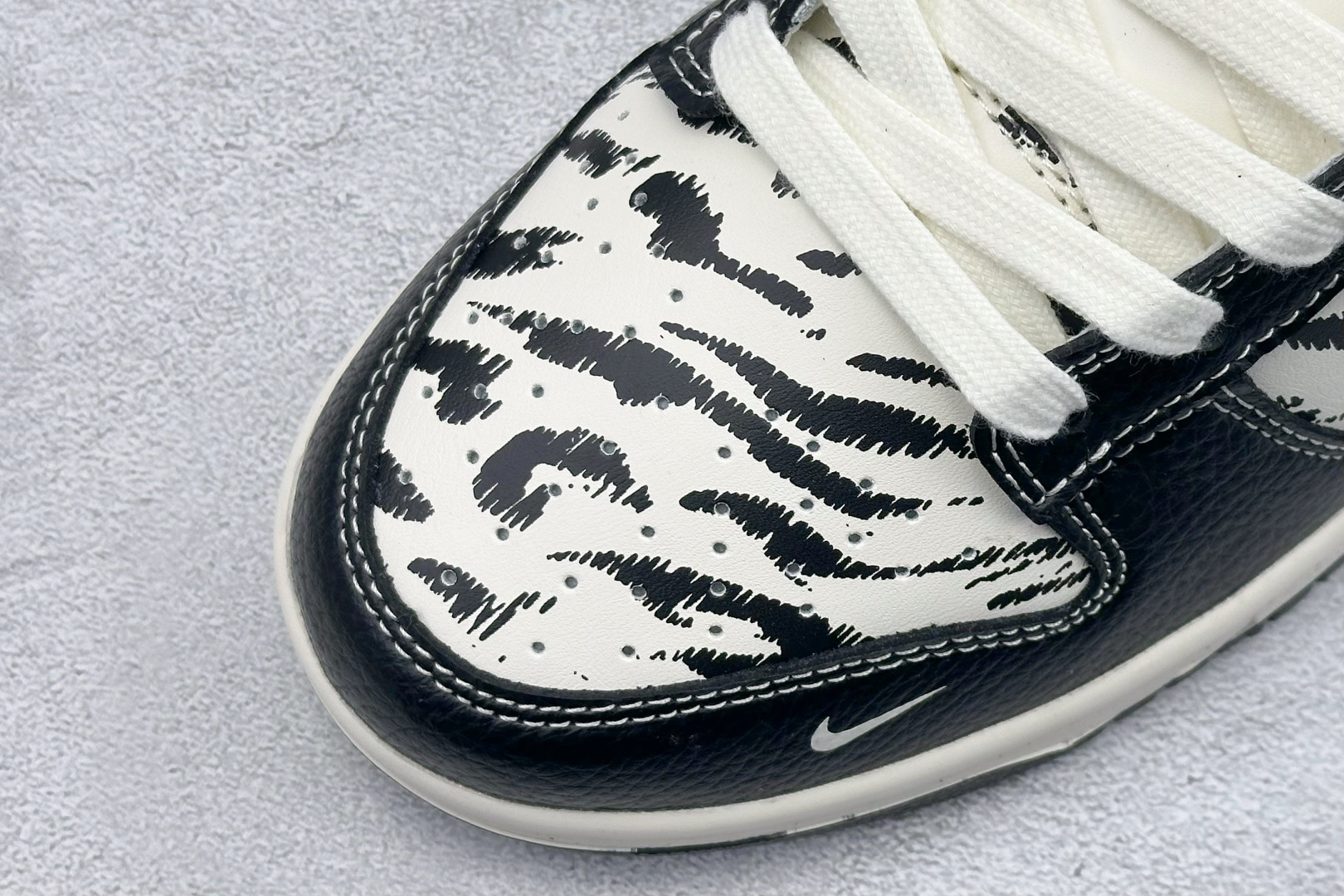 Nike SB Dunk Low “北面联名——雪山米白黑” 高端定制 低帮休闲板鞋 QW5836-028