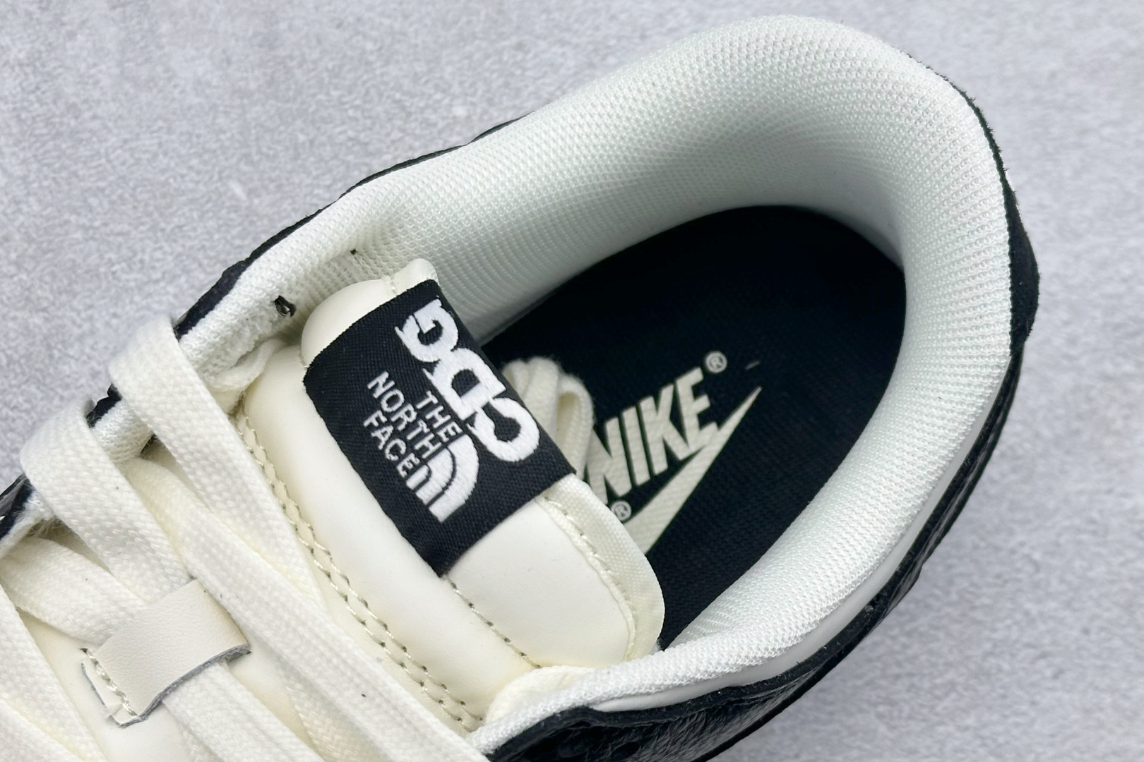 Nike SB Dunk Low “北面联名——雪山米白黑” 高端定制 低帮休闲板鞋 QW5836-028