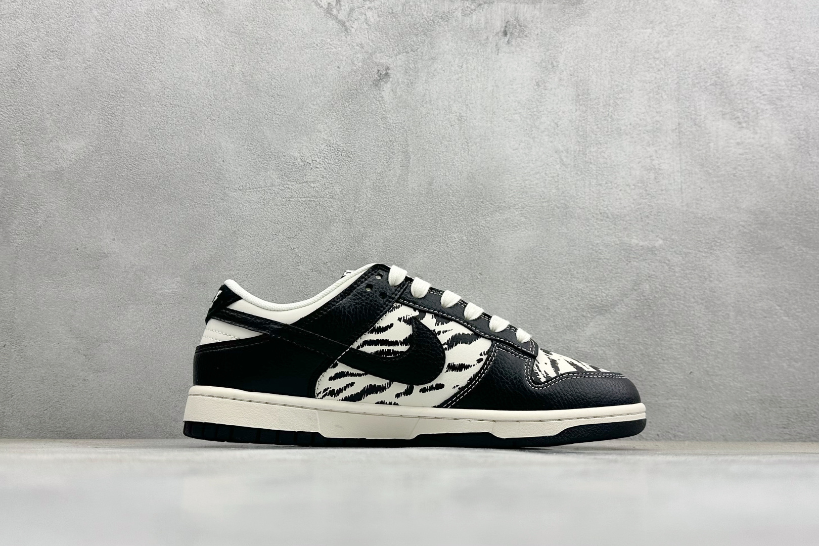 Nike SB Dunk Low “北面联名——雪山米白黑” 高端定制 低帮休闲板鞋 QW5836-028