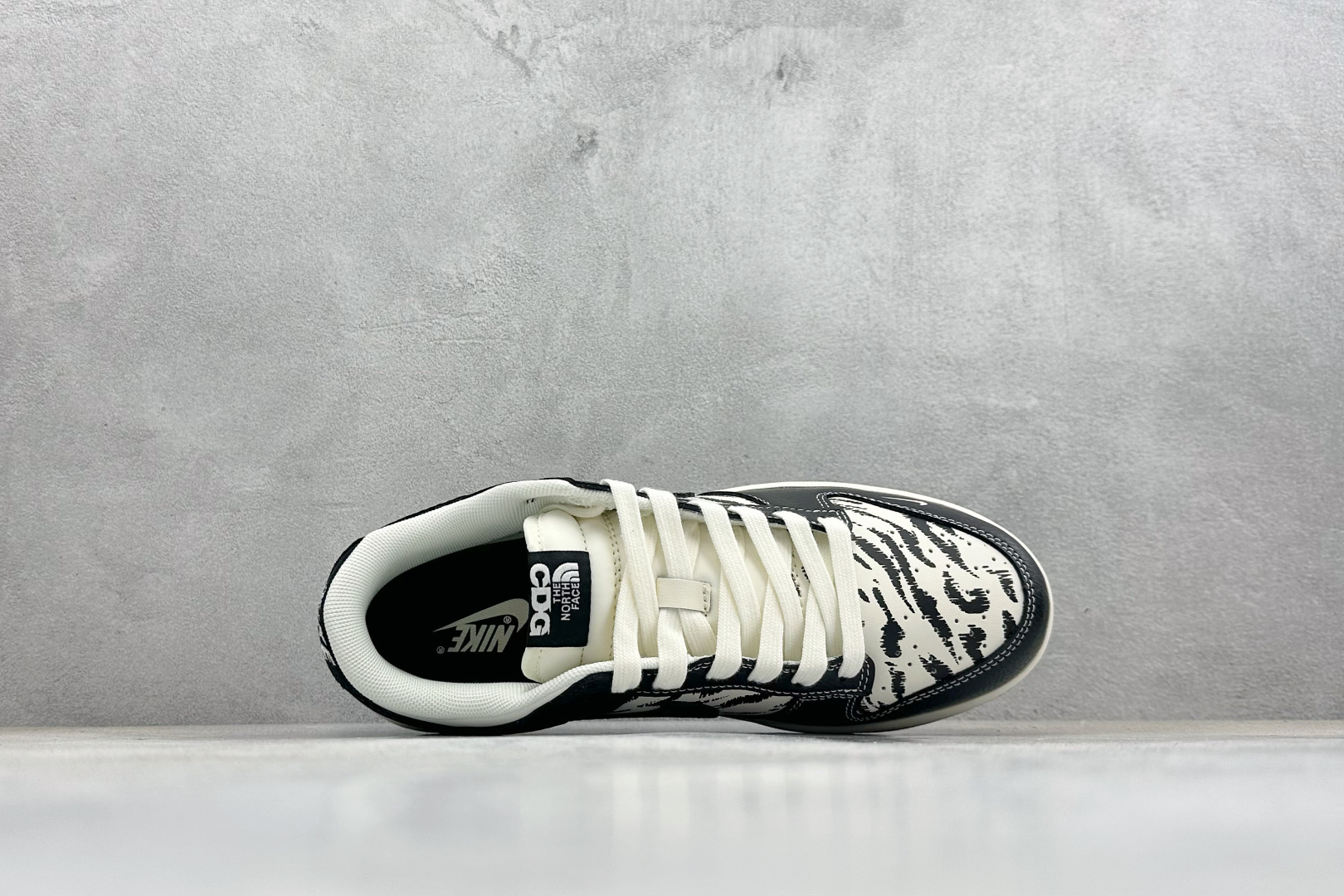 Nike SB Dunk Low “北面联名——雪山米白黑” 高端定制 低帮休闲板鞋 QW5836-028