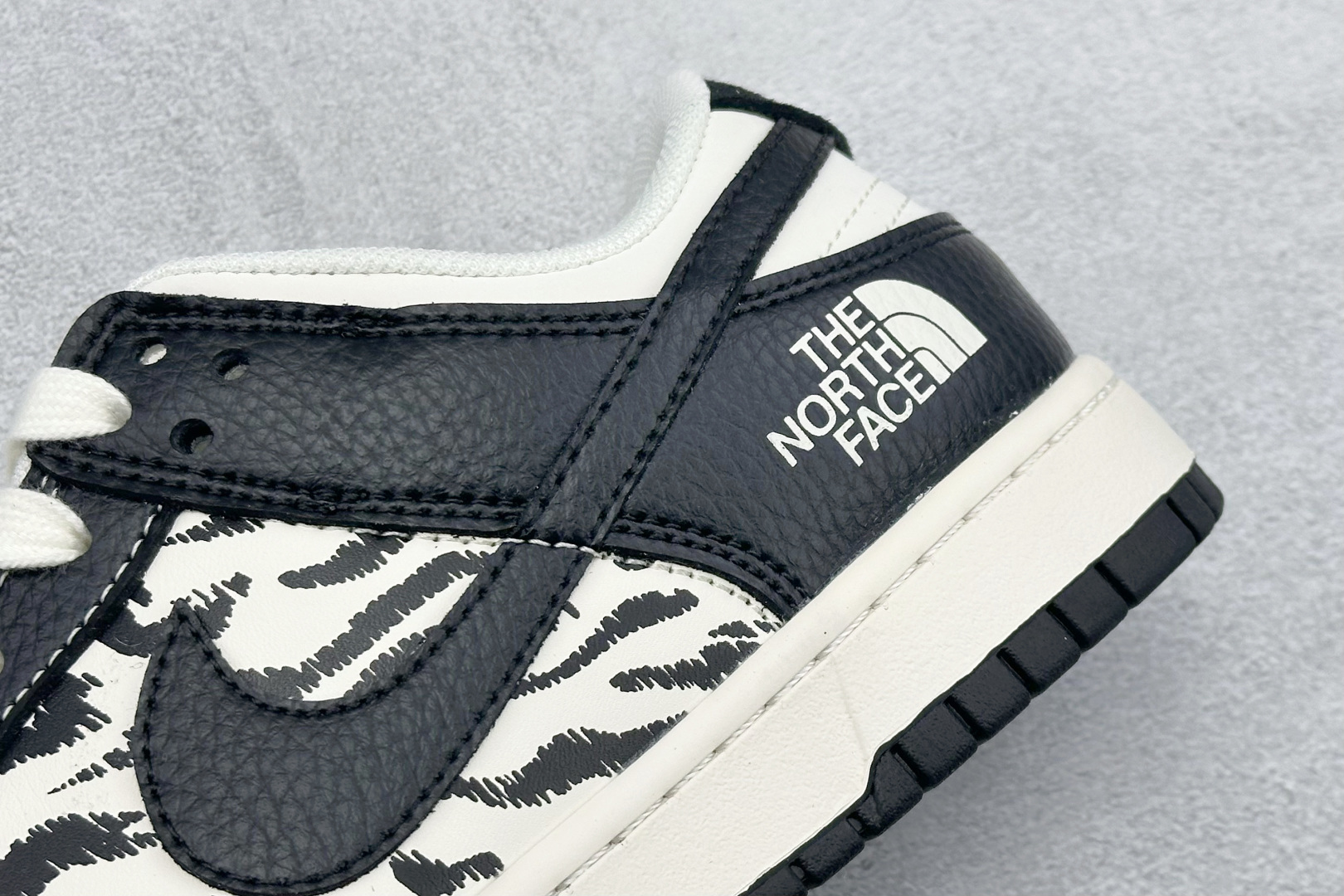 Nike SB Dunk Low “北面联名——雪山米白黑” 高端定制 低帮休闲板鞋 QW5836-028