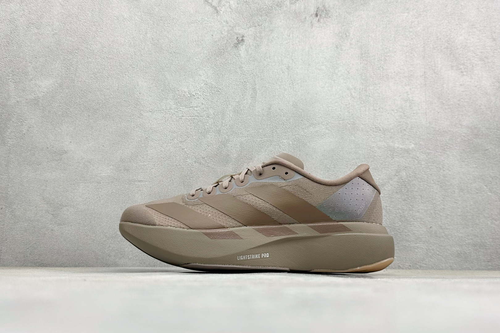 RS版 Adidas Adizero Evo SL 阿迪超轻透气缓震跑鞋整体外观造型与adiZero A