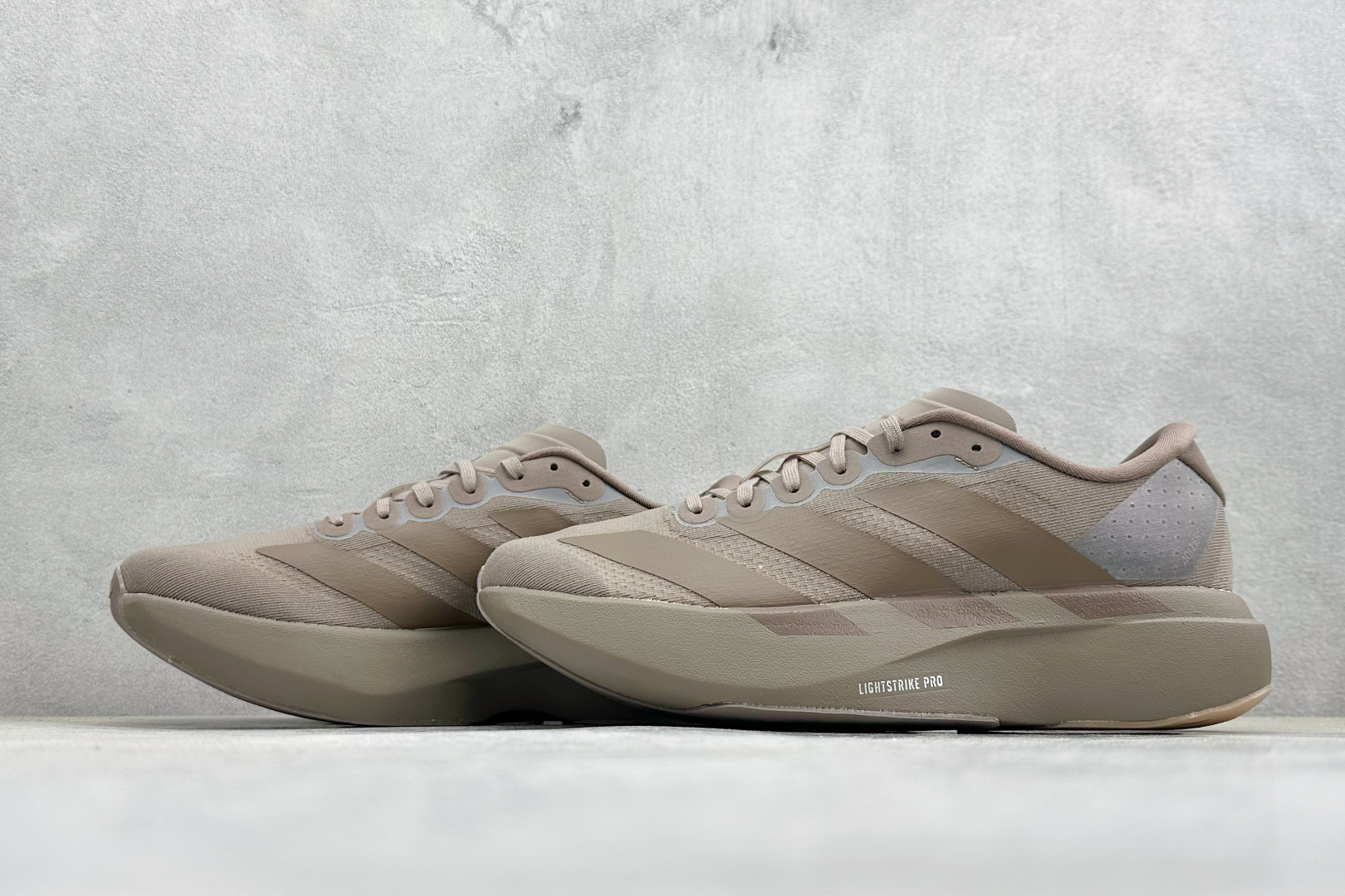 RS版 Adidas Adizero Evo SL 阿迪超轻透气缓震跑鞋整体外观造型与adiZero A