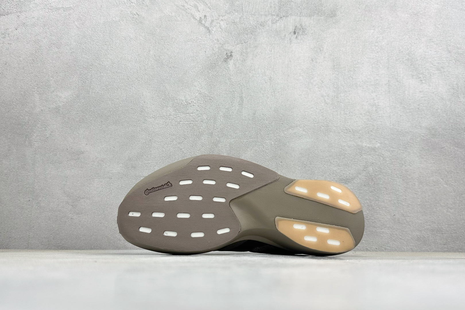 RS版 Adidas Adizero Evo SL 阿迪超轻透气缓震跑鞋整体外观造型与adiZero A