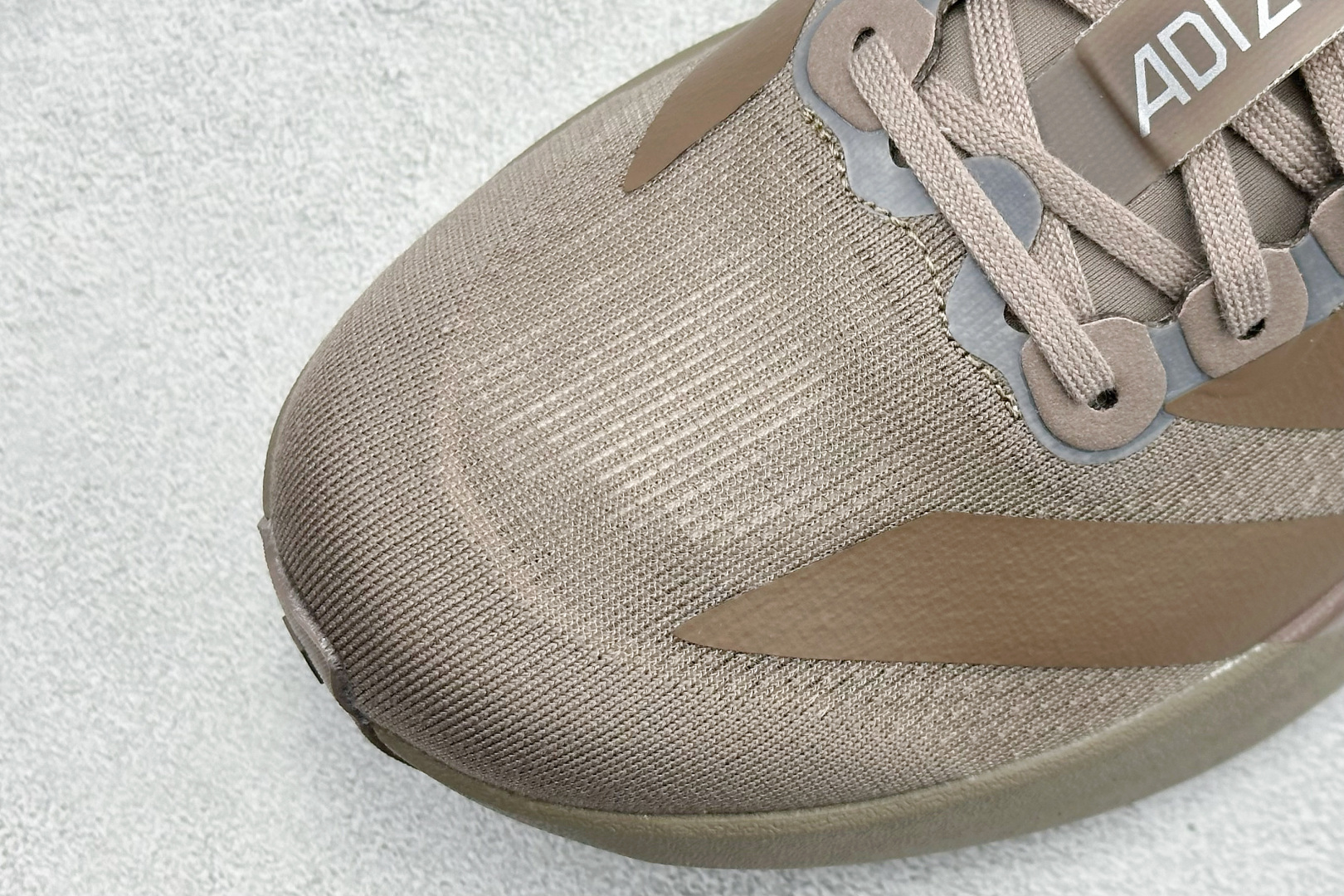 RS版 Adidas Adizero Evo SL 阿迪超轻透气缓震跑鞋整体外观造型与adiZero A