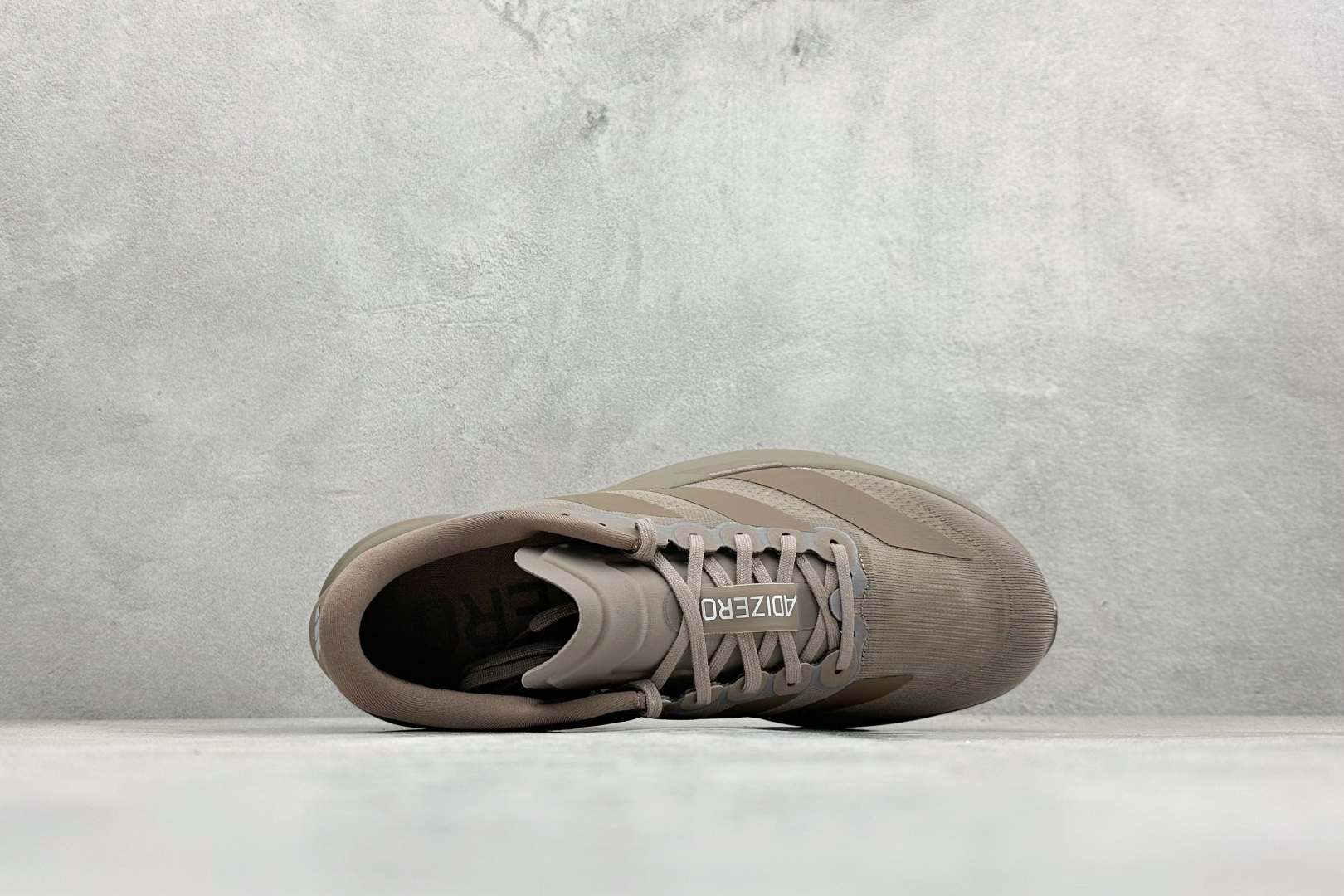 RS版 Adidas Adizero Evo SL 阿迪超轻透气缓震跑鞋整体外观造型与adiZero A