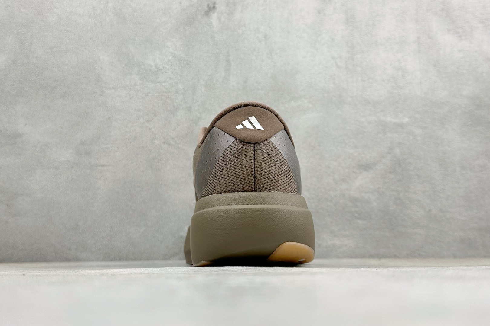 RS版 Adidas Adizero Evo SL 阿迪超轻透气缓震跑鞋整体外观造型与adiZero A