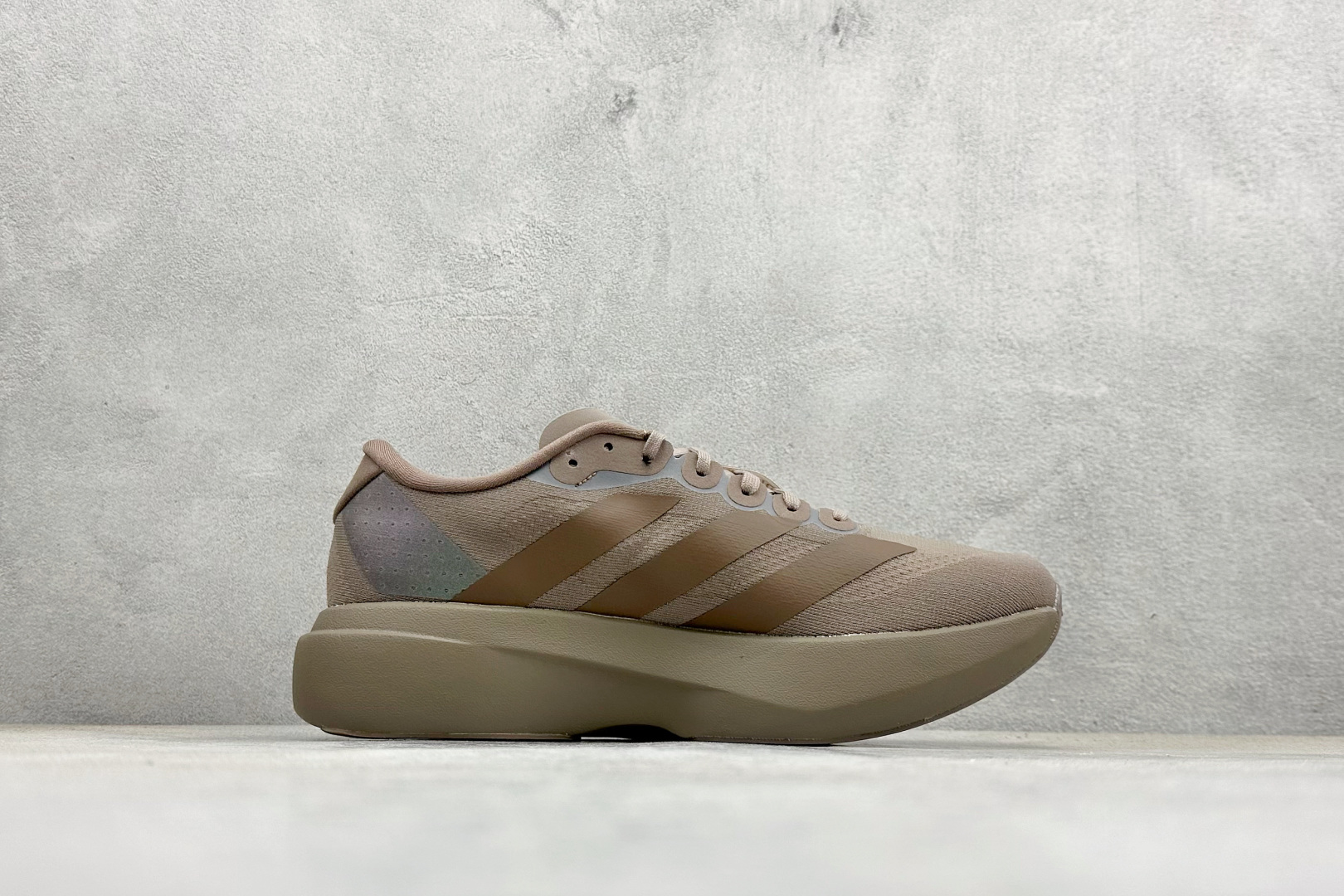 RS版 Adidas Adizero Evo SL 阿迪超轻透气缓震跑鞋整体外观造型与adiZero A