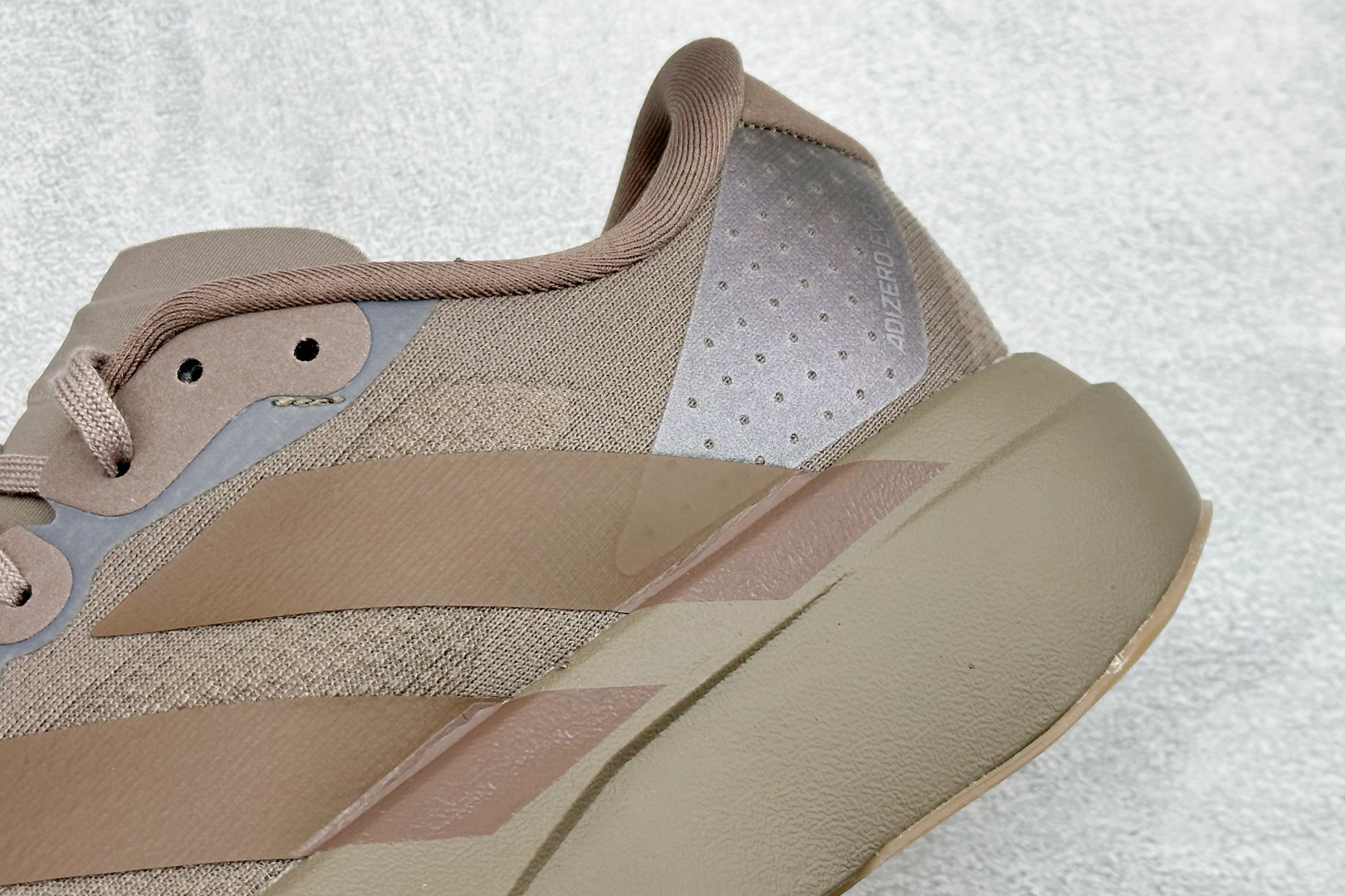 RS版 Adidas Adizero Evo SL 阿迪超轻透气缓震跑鞋整体外观造型与adiZero A