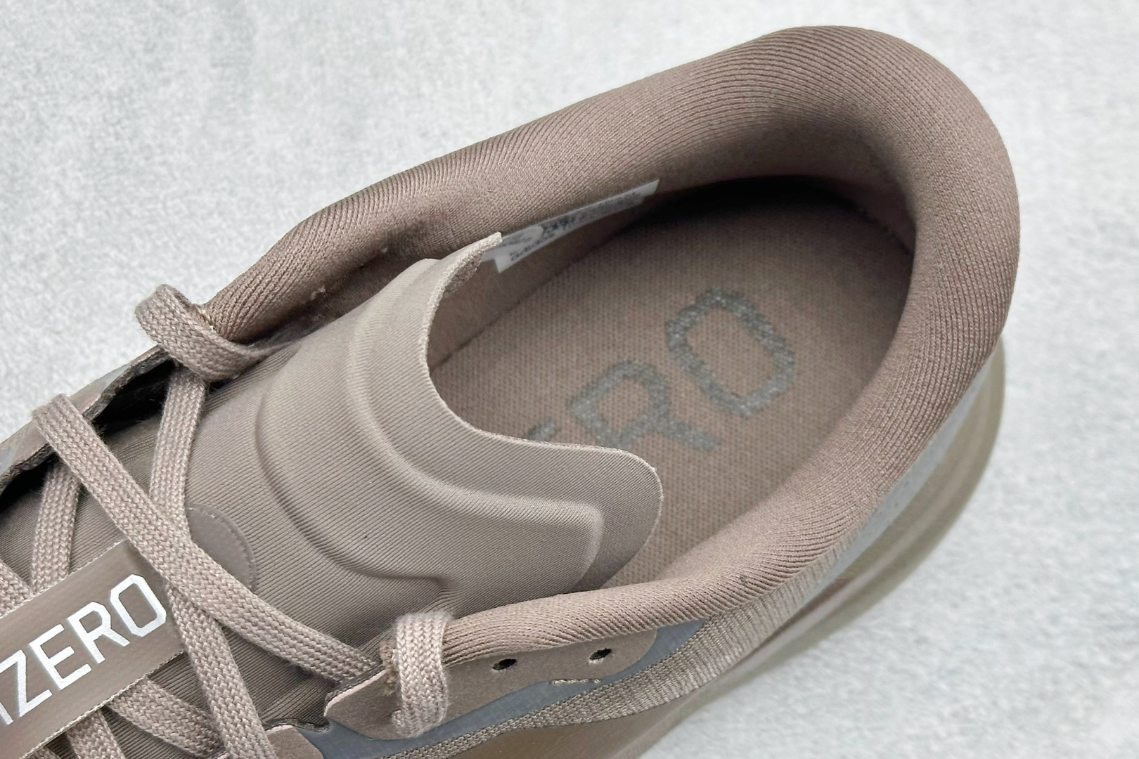 RS版 Adidas Adizero Evo SL 阿迪超轻透气缓震跑鞋整体外观造型与adiZero A