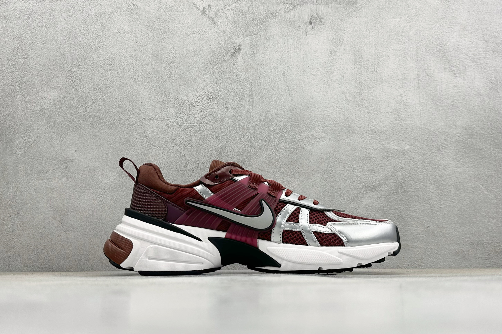 Nike V2K Run 减震防滑复古低帮跑步鞋 FD0736-601