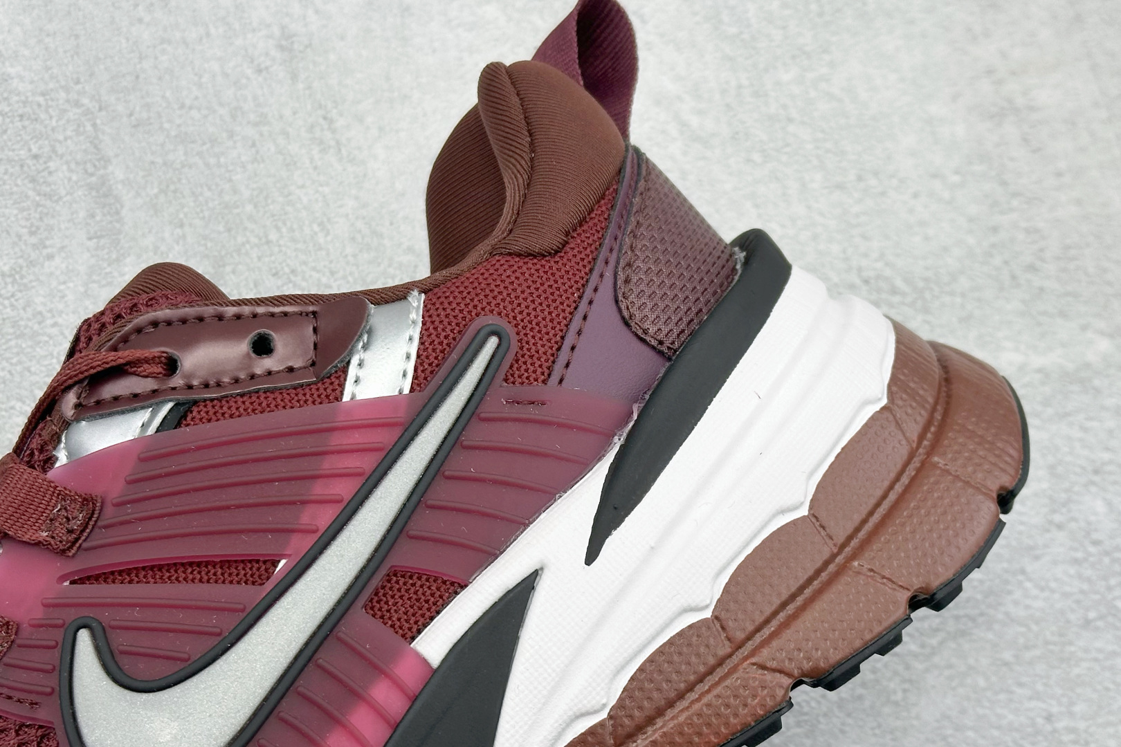 Nike V2K Run 减震防滑复古低帮跑步鞋 FD0736-601