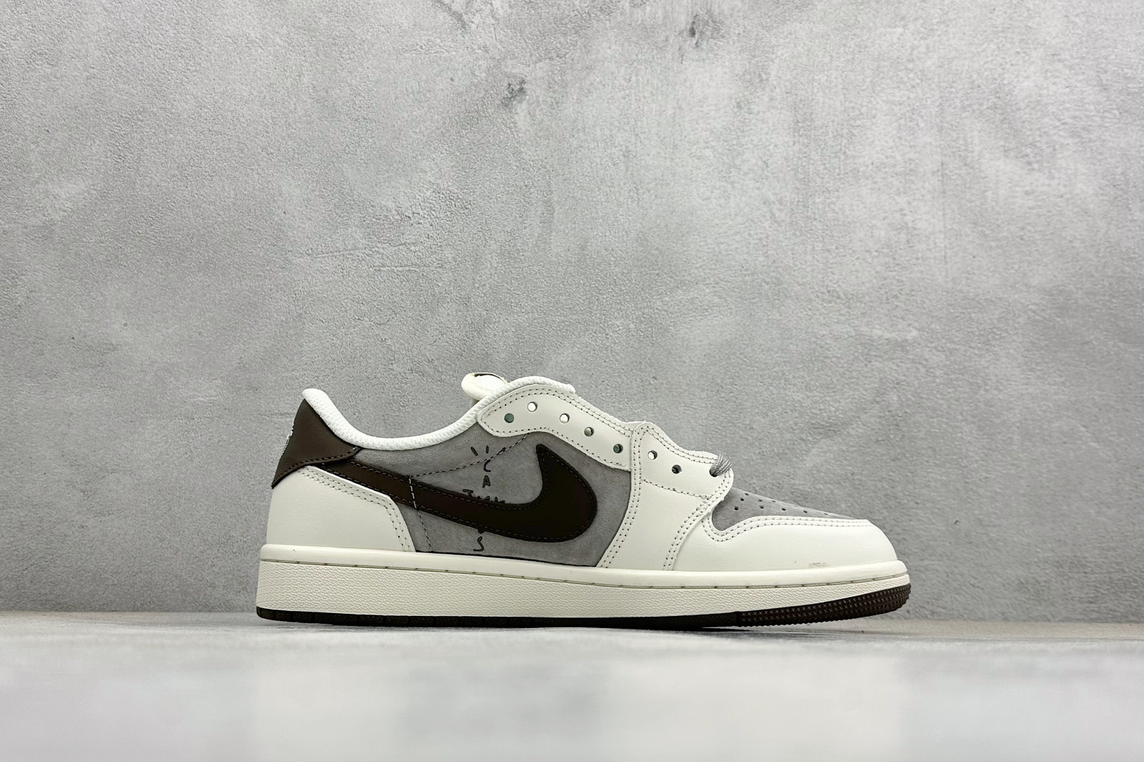 Travis Scott x Fragment Design x Jordan Air Jordan 1 LowsP”北面三方联名-米灰猪八革” DM7866-127