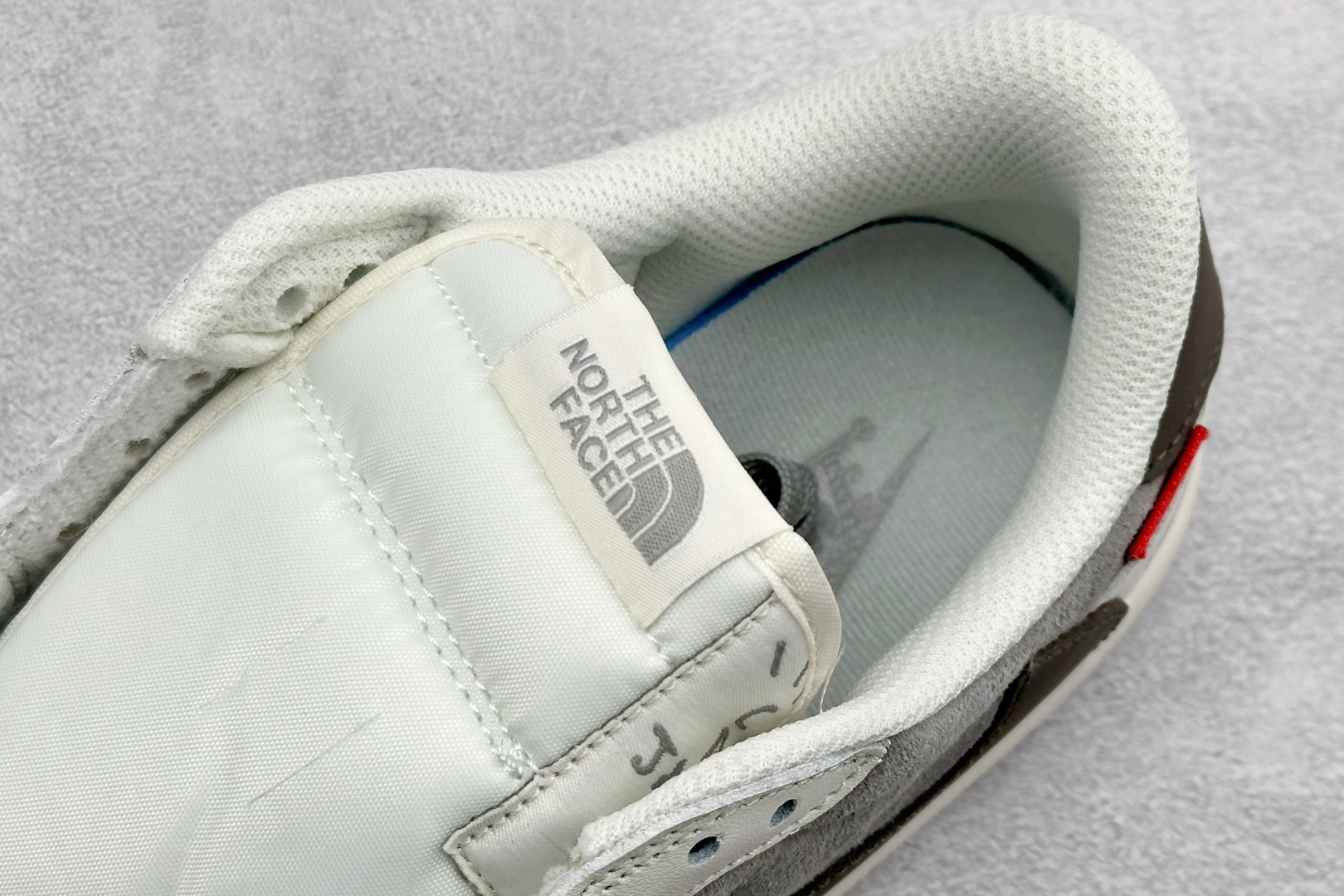 Travis Scott x Fragment Design x Jordan Air Jordan 1 LowsP”北面三方联名-米灰猪八革” DM7866-127