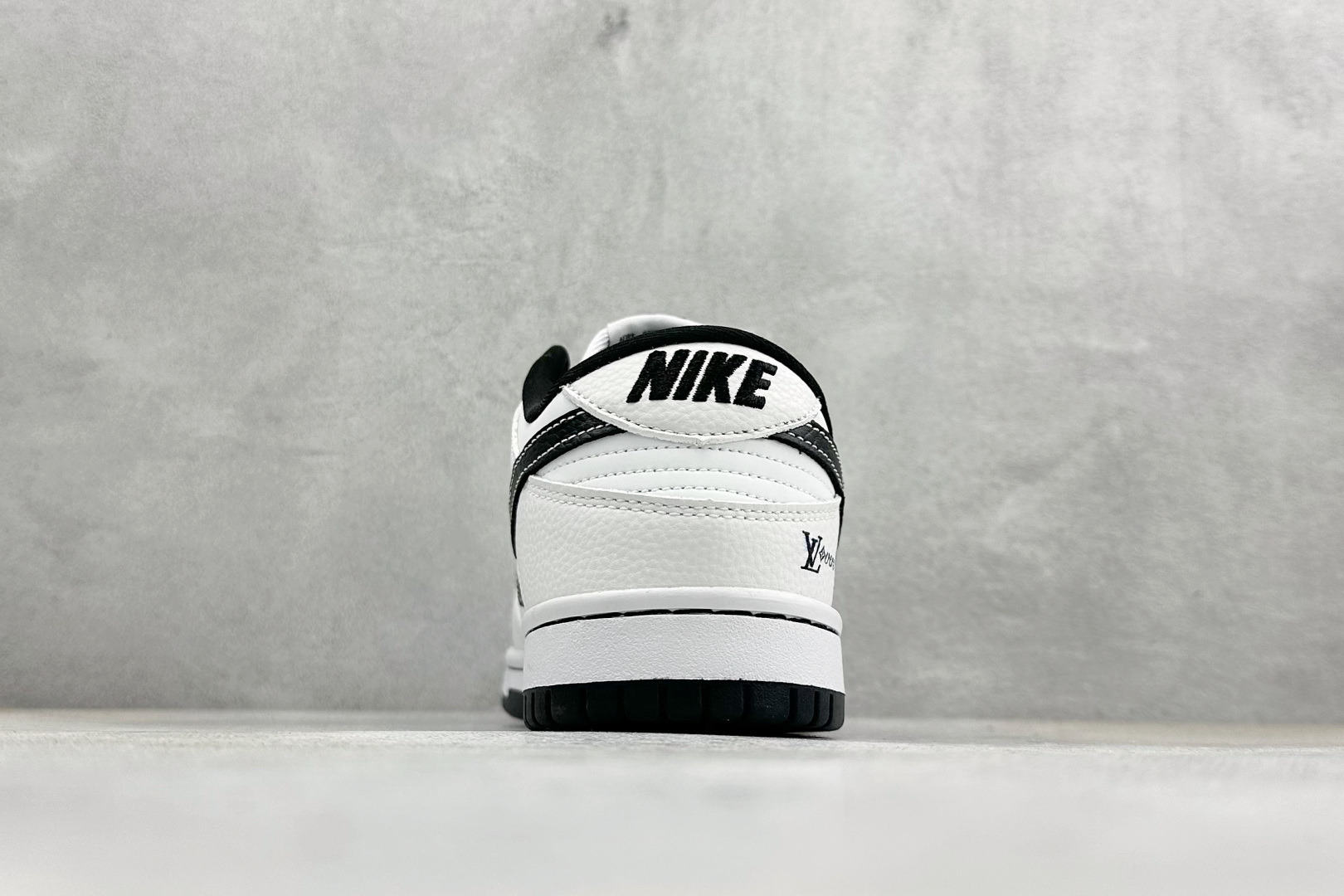 Nike SB Dunk Low“LV联名——白黑” 高端定制 低帮休闲板鞋 YF9511-908