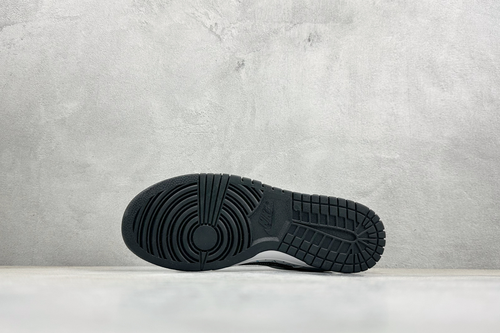 Nike SB Dunk Low“LV联名——白黑” 高端定制 低帮休闲板鞋 YF9511-908