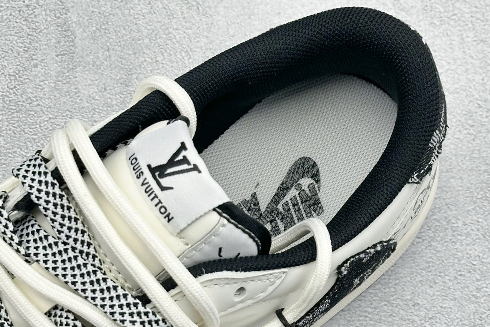 Travis Scott x Fragment Design x Air Jordan 1 Low SP AJ1 LV联名 黑印花抽绳 低帮文化休闲板鞋 #多方联名合作融合了Travis Scott 独特的音乐风格，藤原浩个性的设计风格以及Jordan品牌的经典元素 使其成为一双具有独特身份和价值的鞋子 清新而立体的外观加上联名标识更突出了其独特身份 这种配色方案显示出活力和时尚感 在视觉上引人注目 鞋身的质感和细腻的细节处理使其显得高端而格调十足 这款“倒钩”联名是设计与创意完美结合 融合多方的个性风格是一款备受瞩目的潮流鞋款 YX5066-325 尺码：36 36.5 37.5 38 38.5 39 40 40.5 41 42 42.5 43 44 44.5 45 编码：32